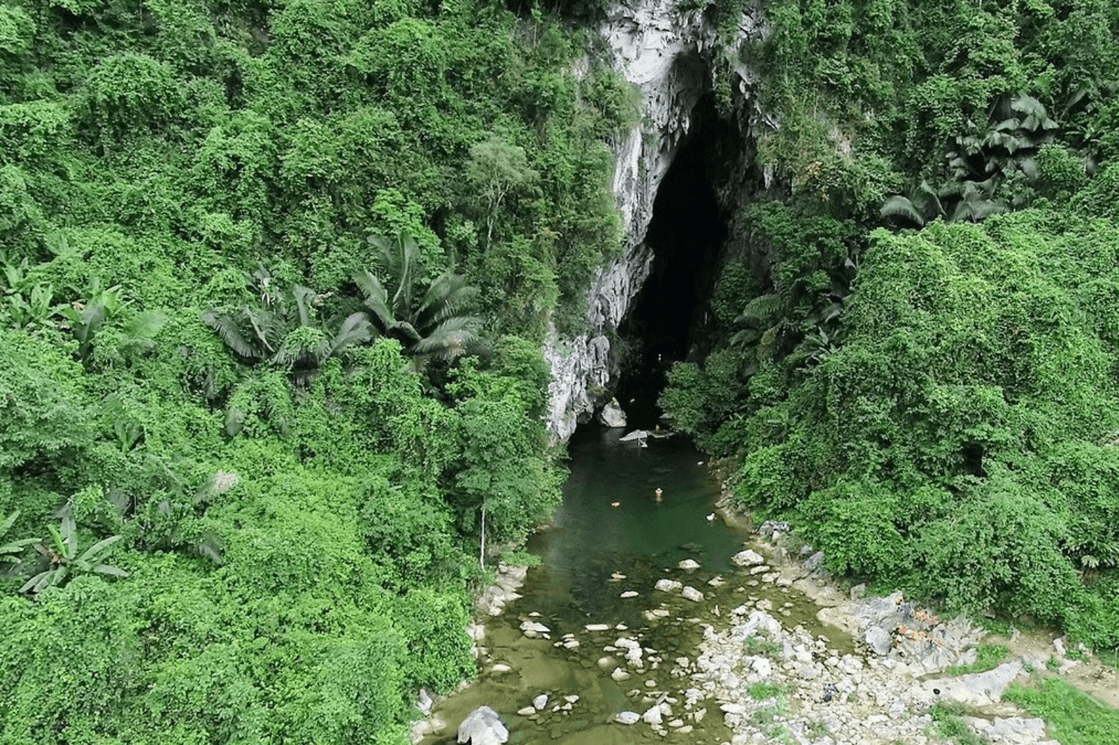 Hang-Rục-Mòn-nhìn-từ-bên-ngoài