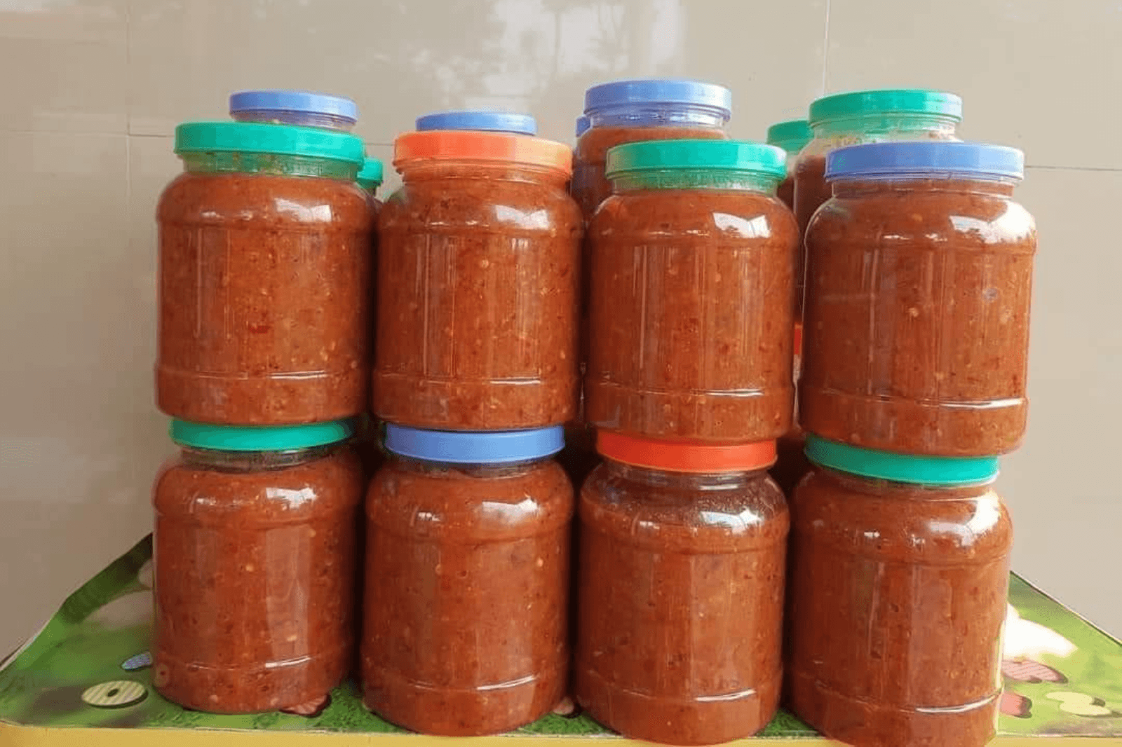 Nhút tép được đựng trong các hũ nhựa 