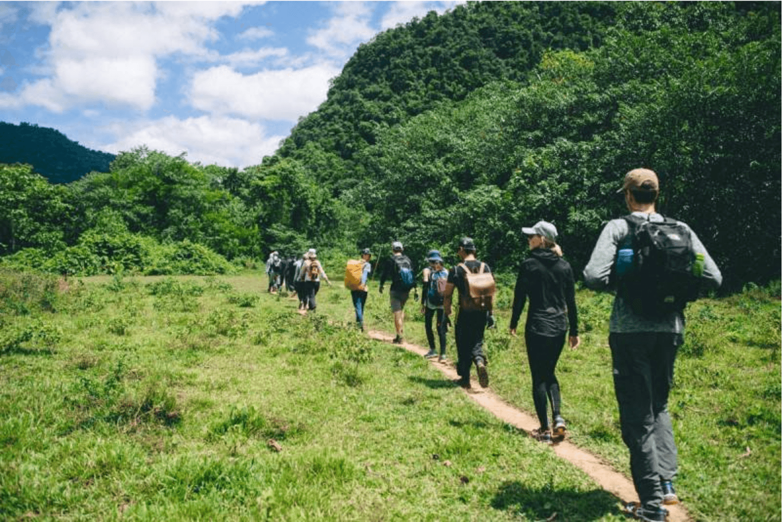 Cung-đường-trekking-2km-để-đến-cửa-hang