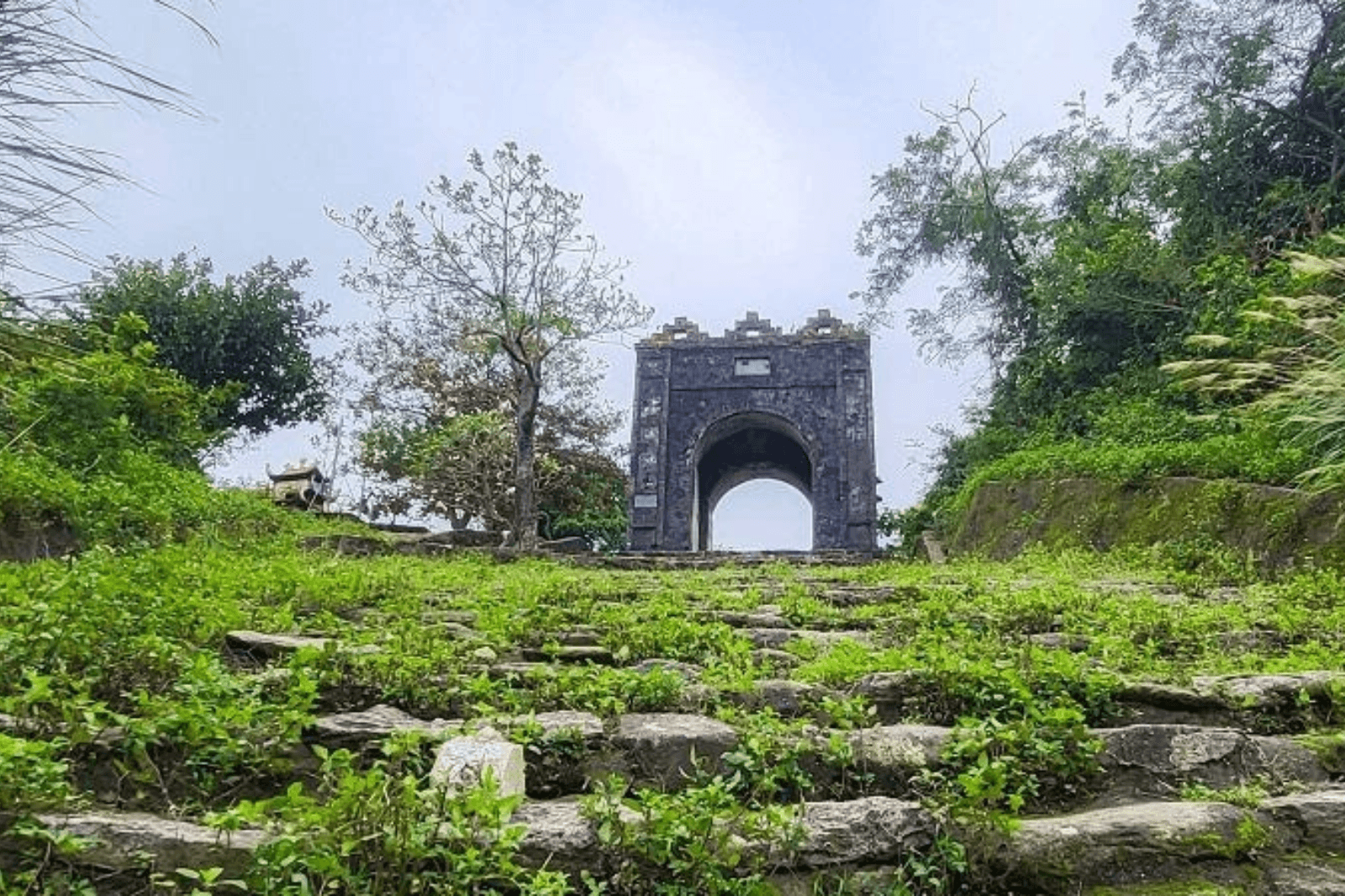 Đường lên Hoành Sơn Quan là các bậc thang