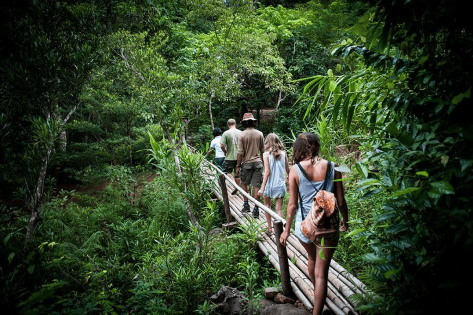Du-khách-sẽ-đi-qua-con-đường-dài-4km