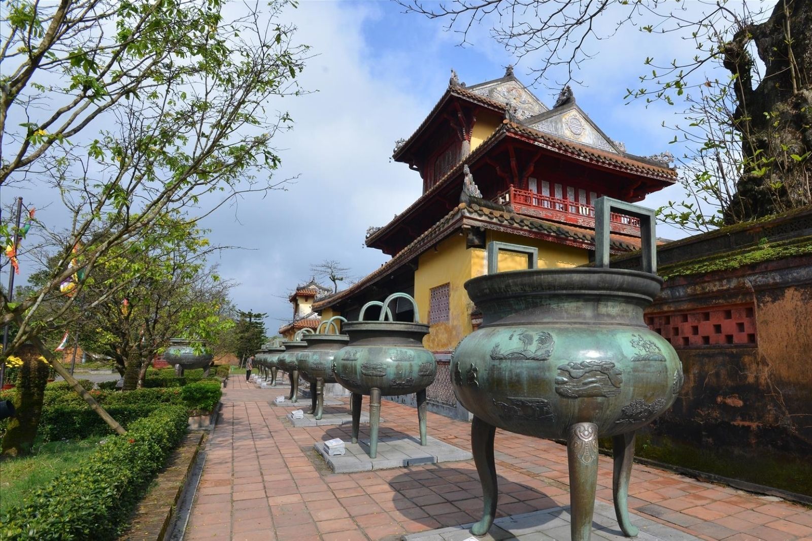 9 chiếc đỉnh khổng lồ