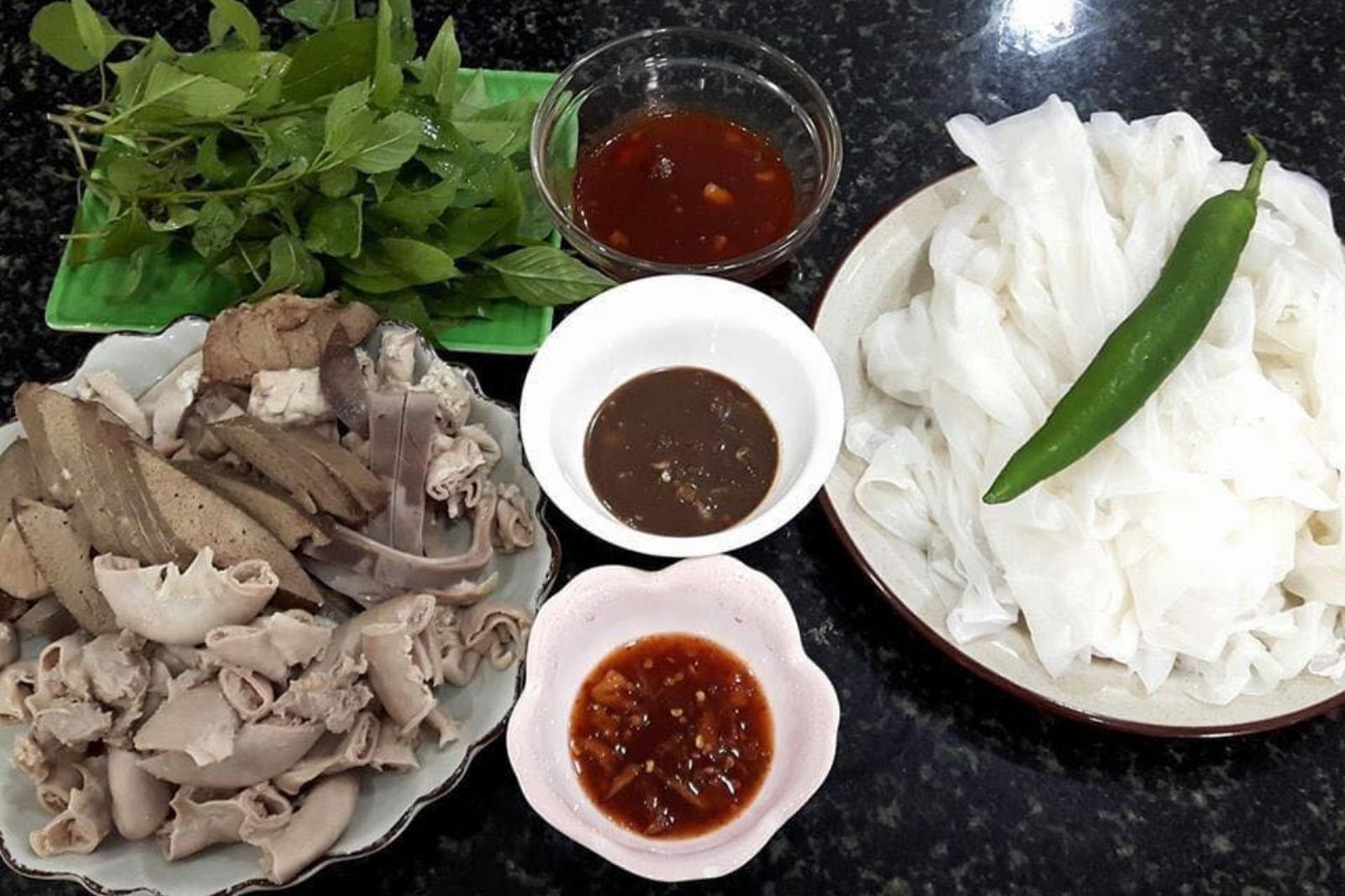 Ăn sáng với món bánh ướt lòng heo