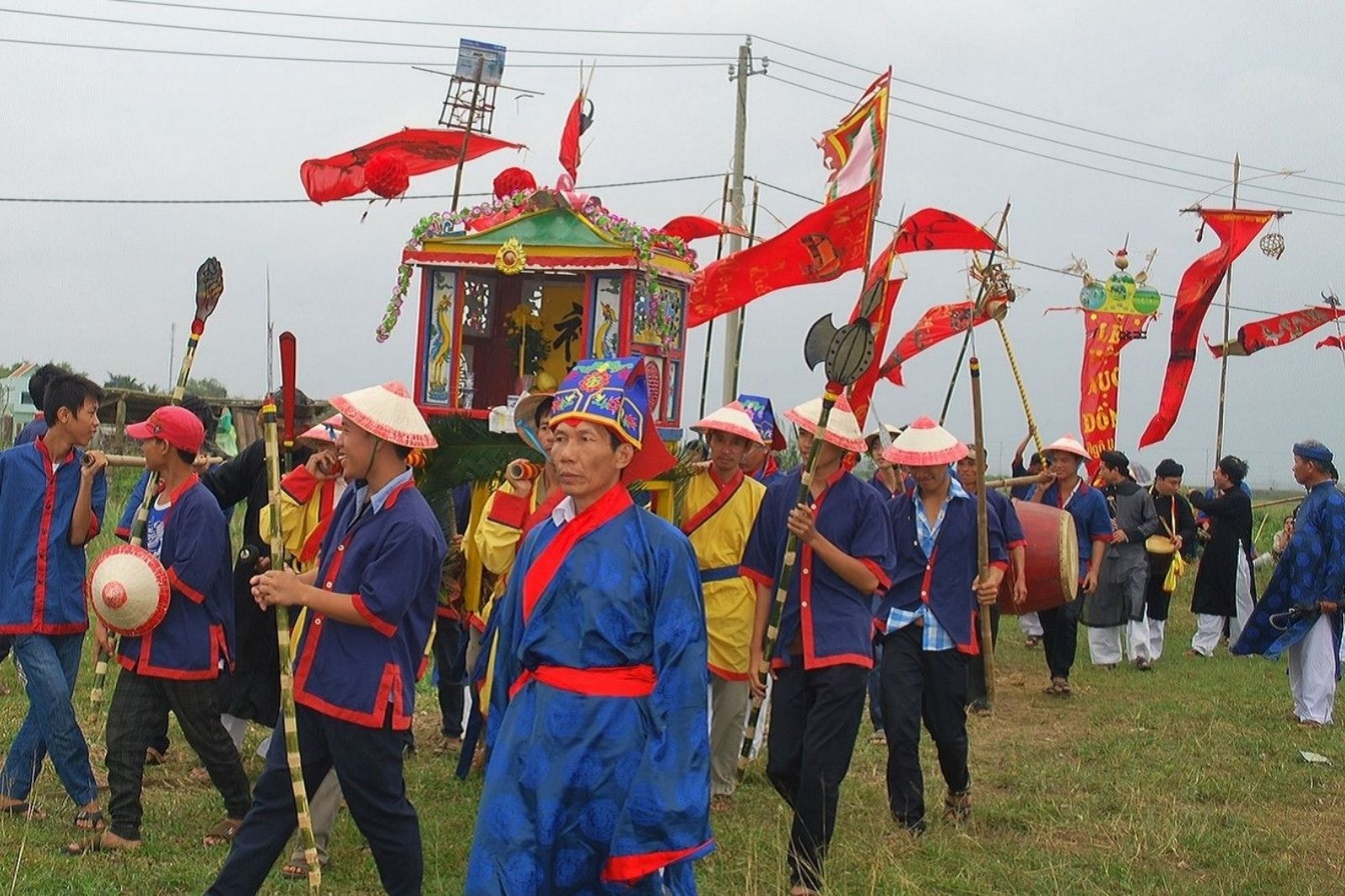 Bà con nô nức tham gia lễ hội