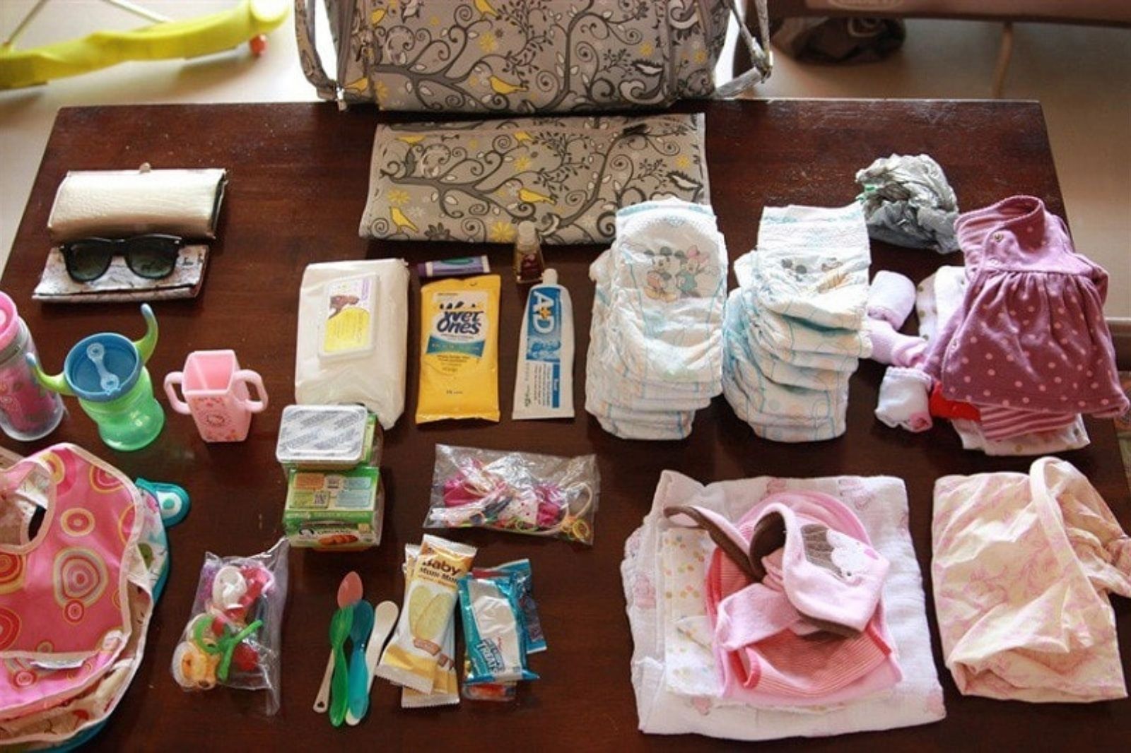 Ba mẹ cần chuẩn bị đầy đủ các vật dụng cần thiết cho con khi đi du lịch