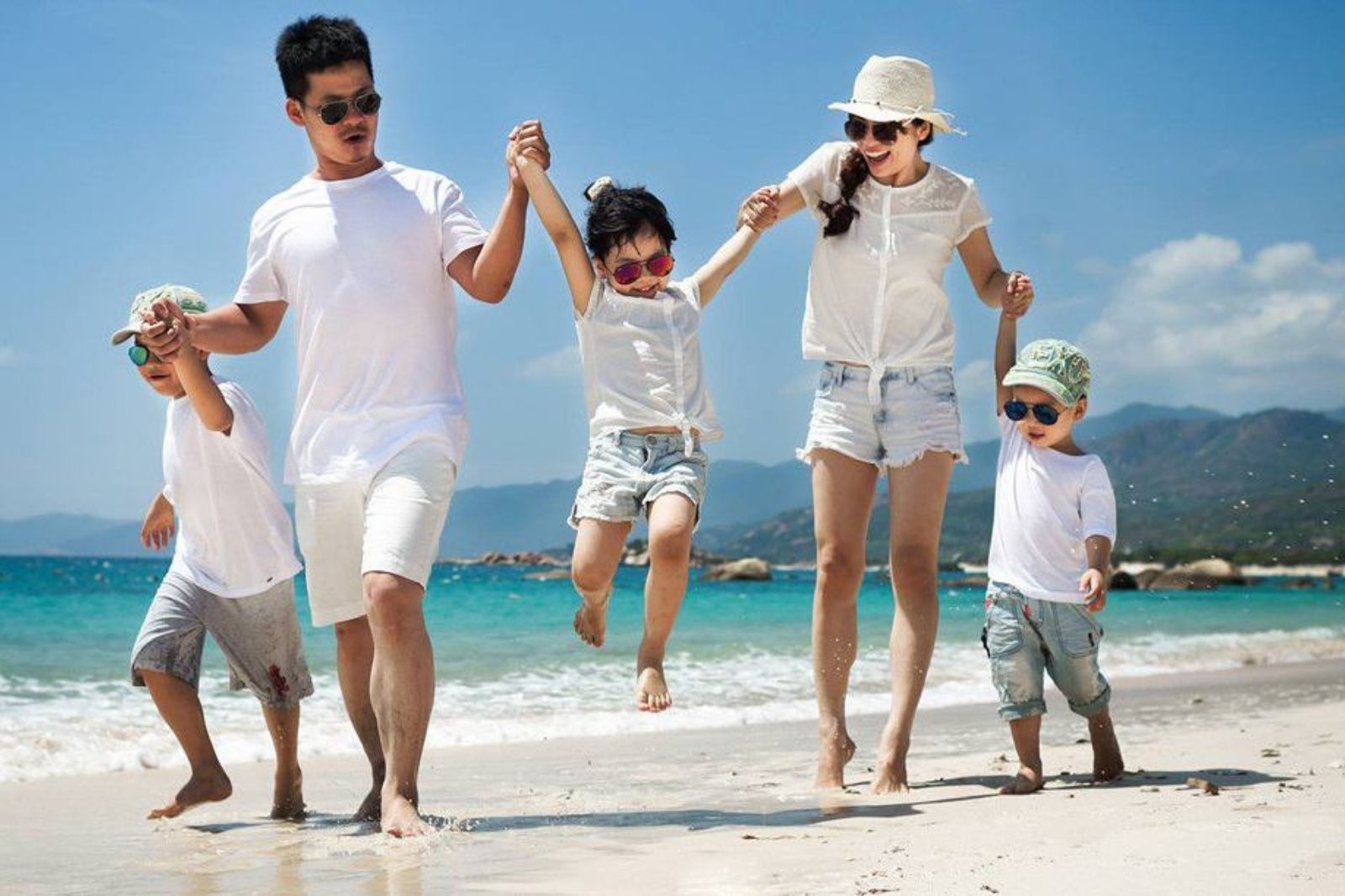 Ba mẹ cần phải luôn giám sát hoạt động của con khi ở bãi biển