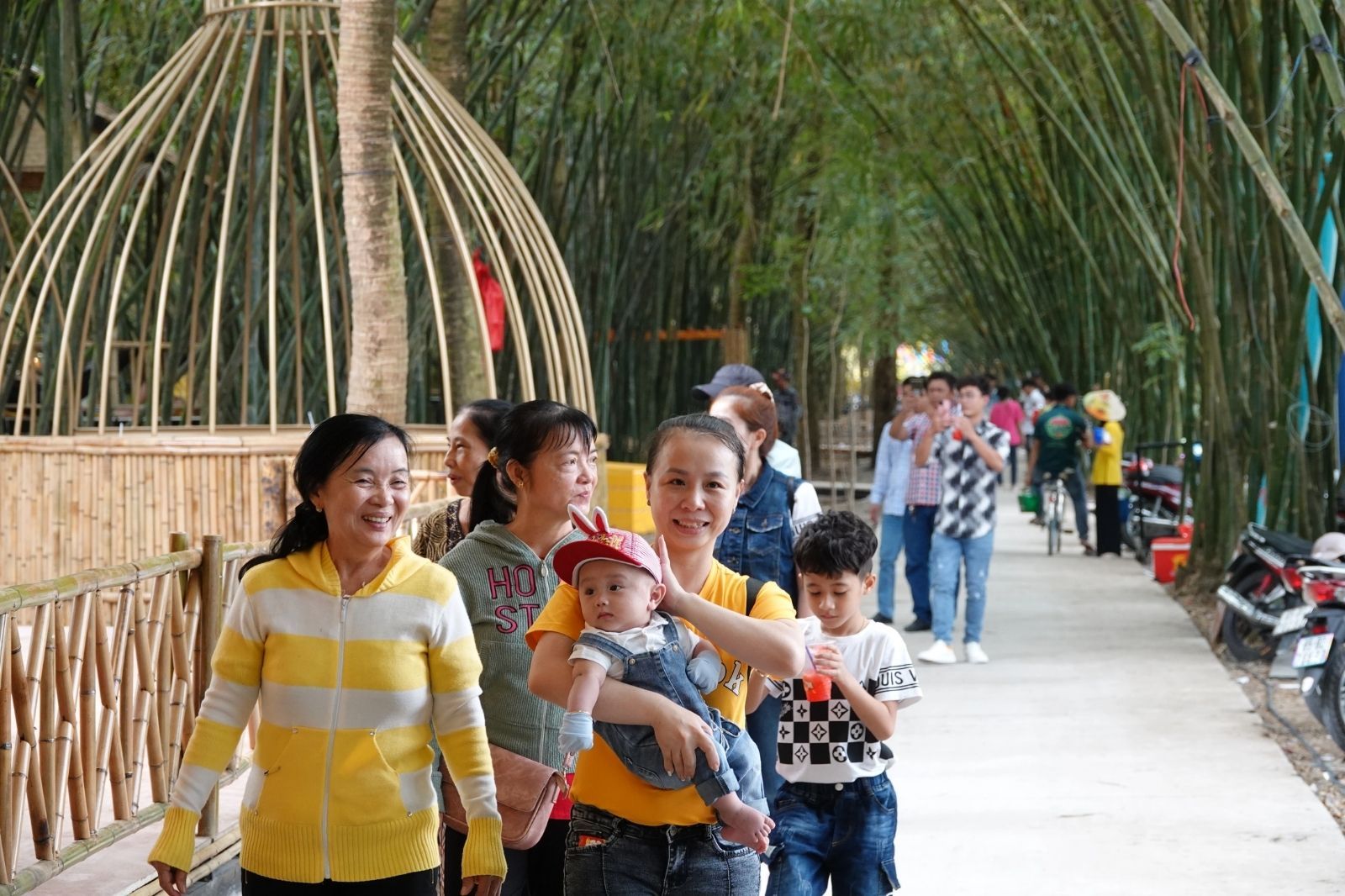 Ba mẹ phải luôn theo sát để bảo vệ sự an toàn cho con