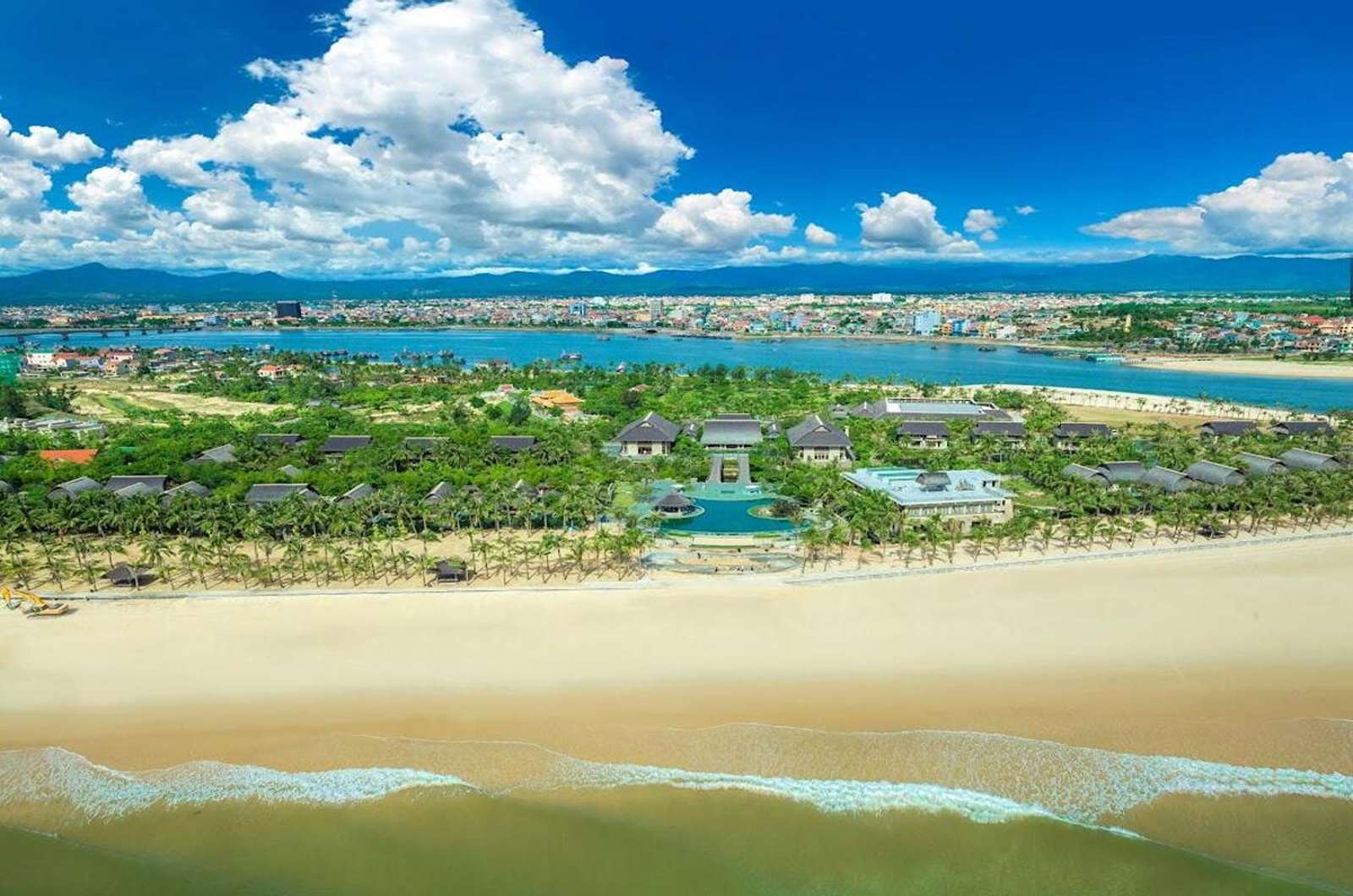 Bãi biển Nhật Lệ nhìn từ trên cao