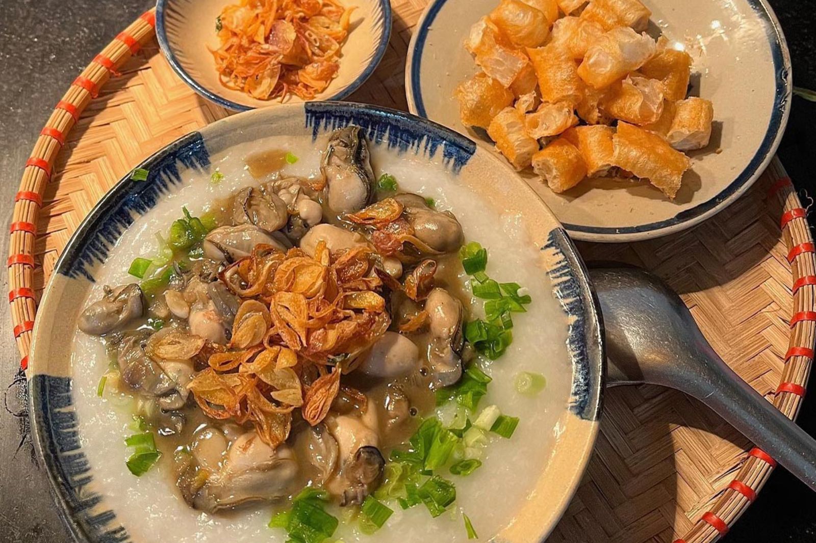 Thưởng thức cháo hàu Quảng Bình: Món ăn đậm đà hương vị biển cả