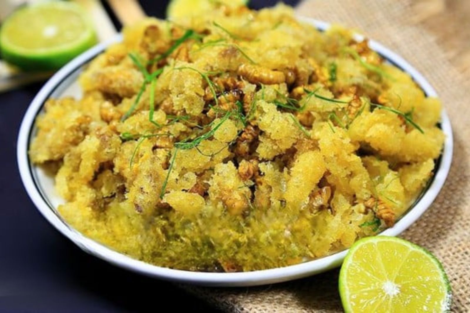 Bạn có thể thưởng thức nhộng tằm lá sắn ở các nhà hàng địa phương