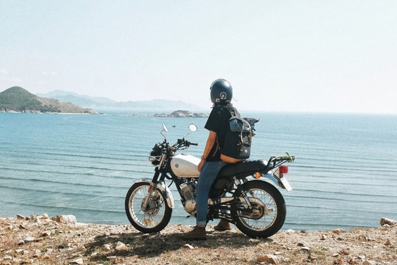 Bạn có thể tự chạy xe máy đến vùng biển Nam Ô