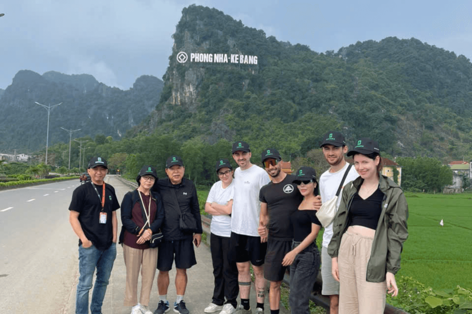 Bạn cũng có thể lựa chọn tour để được đưa đón bằng xe du lịch 