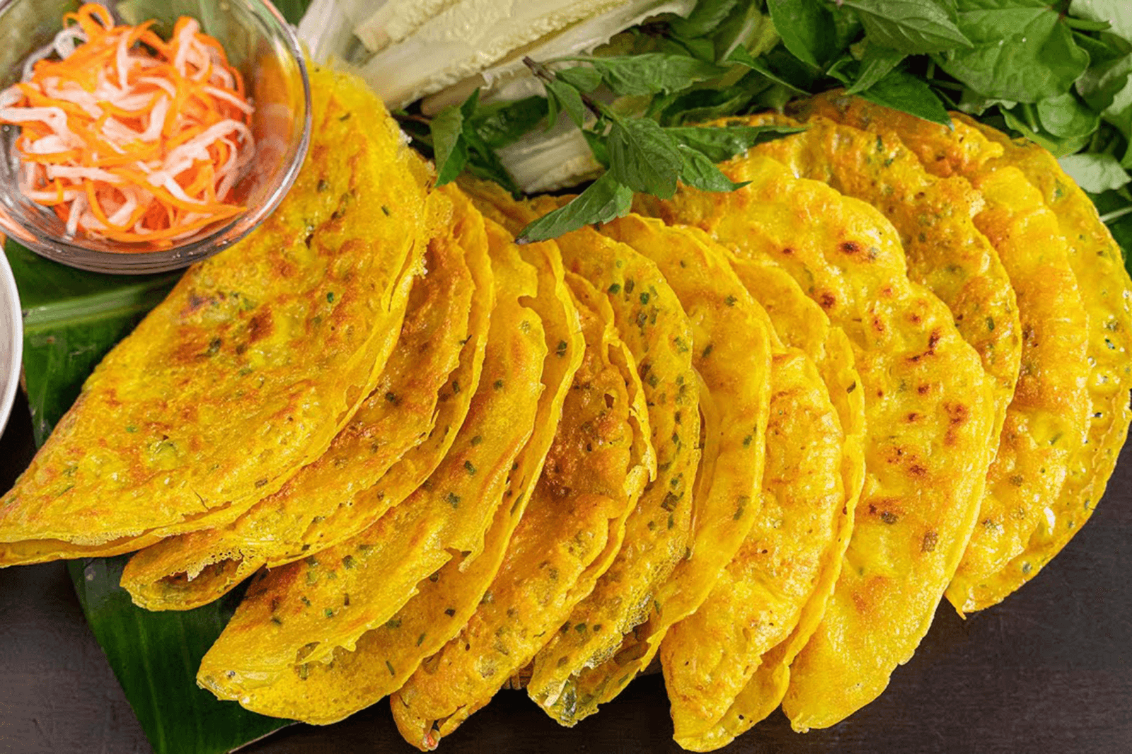 Bánh được chiên giòn và luôn nóng hổi 