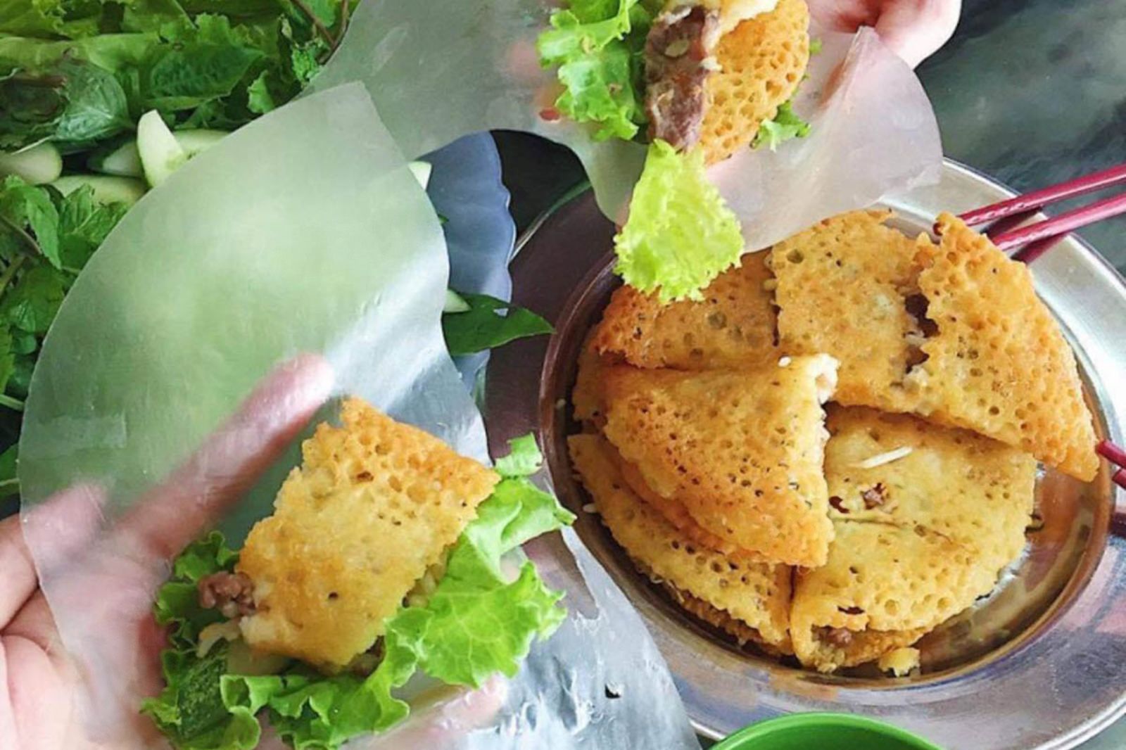 Bánh được chiên giòn và luôn nóng hổi 