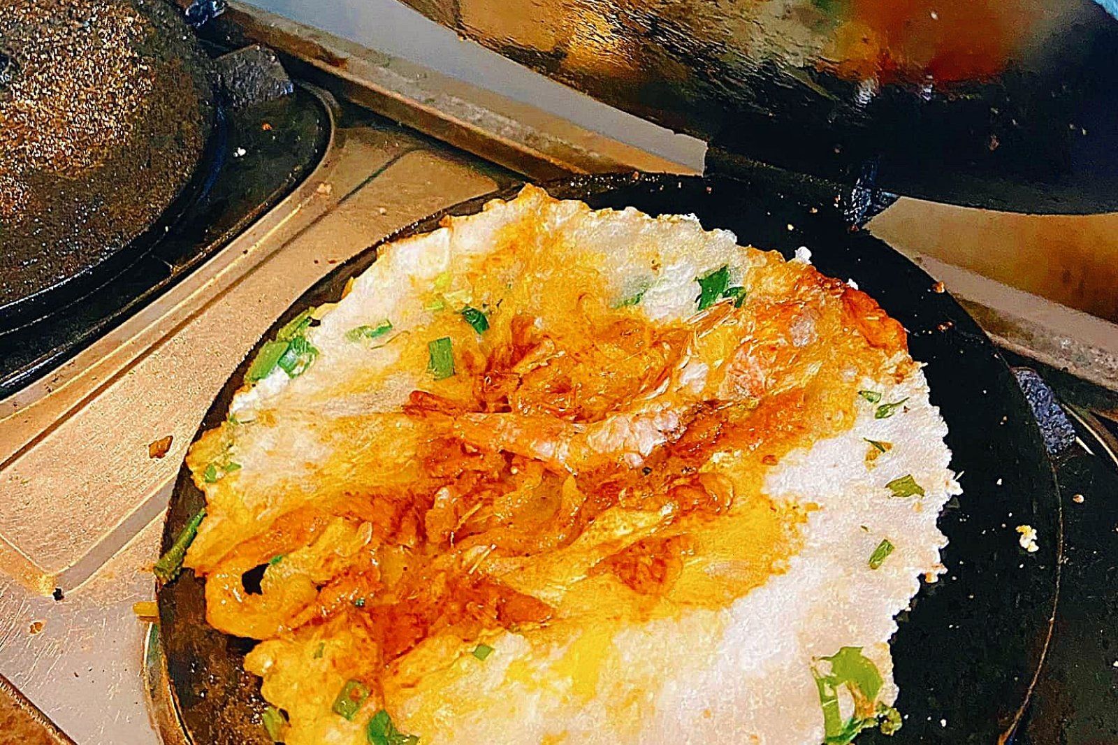 Bánh ép nóng hổi được ép mỏng