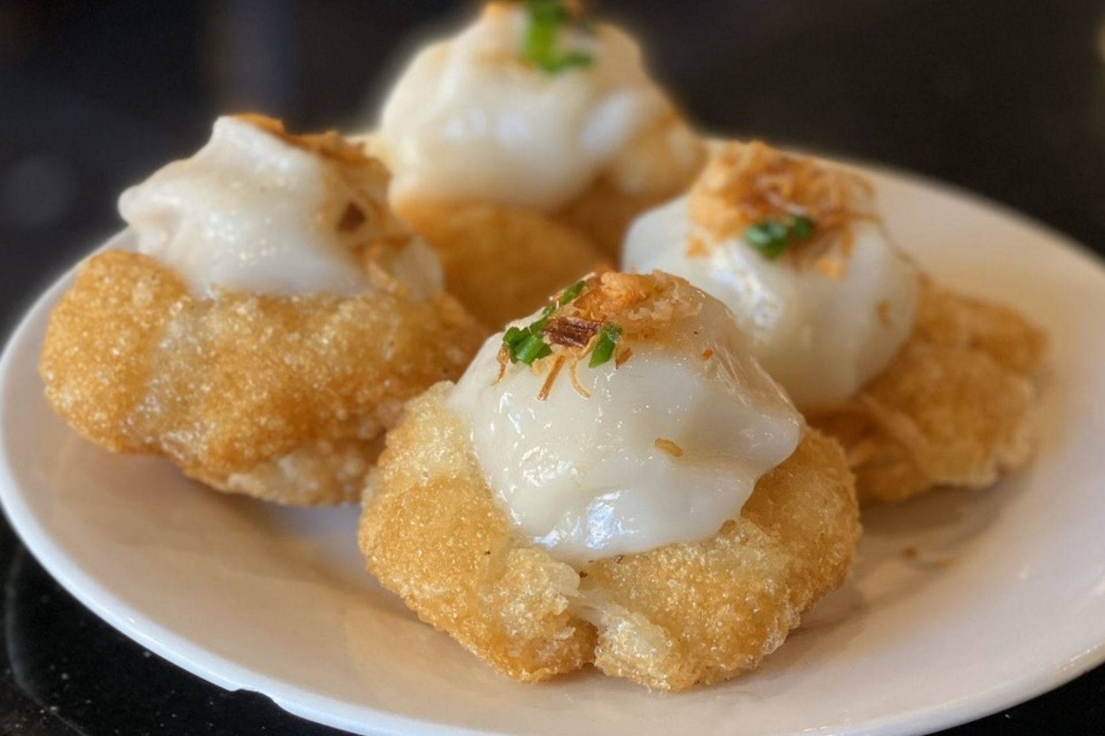 Bánh ít ram khiến nhiều du khách phải lòng khi đến Huế