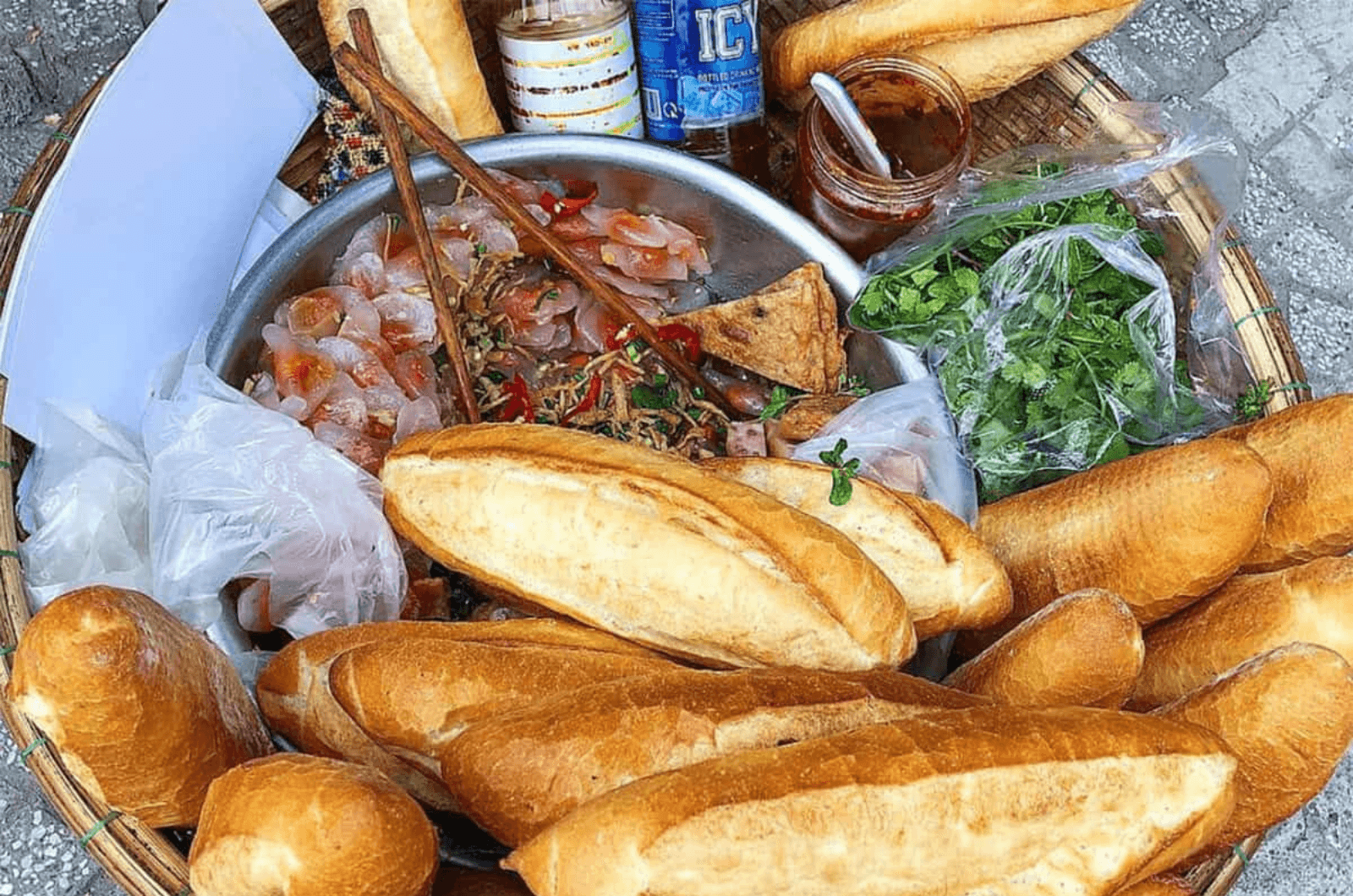 Bánh mì kẹp bột lọc là món ăn độc đáo và sáng tạo của người dân nơi đây