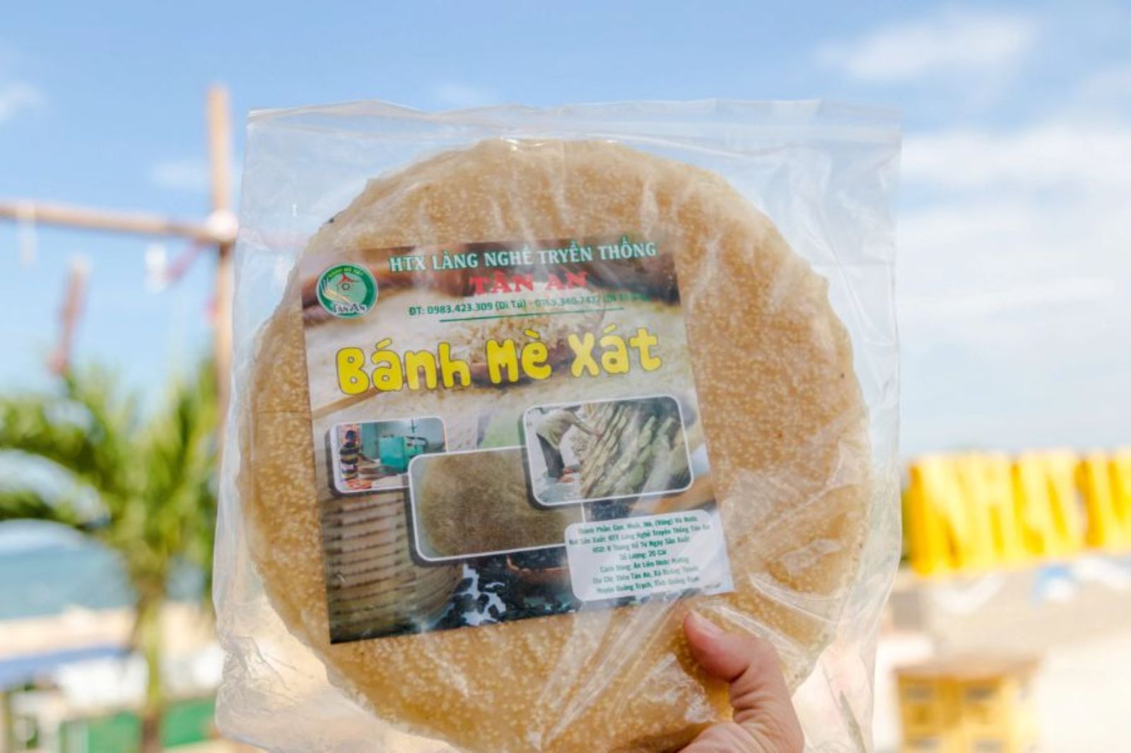Bánh mua về sẽ nướng qua than hồng