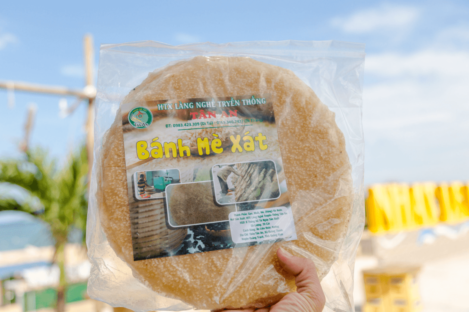 Bánh mua về sẽ nướng qua than hồng 