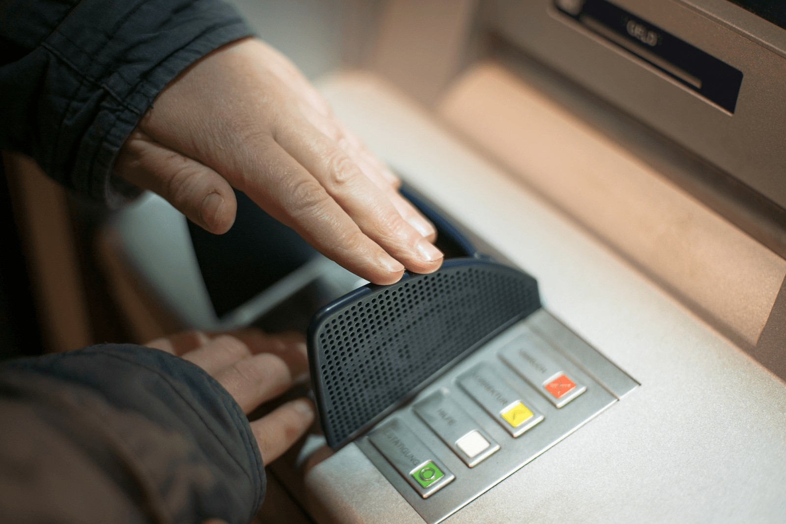 Bảo mật thông tin cá nhân khi rút tiền tại ATM
