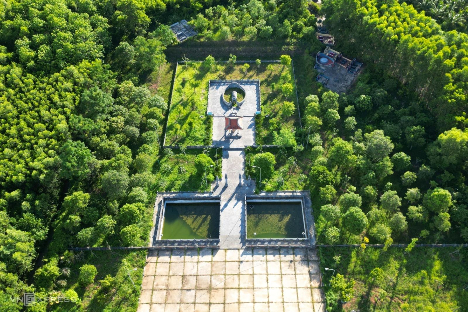 Bao quanh khuôn viên lăng mộ là núi rừng xanh ngát 