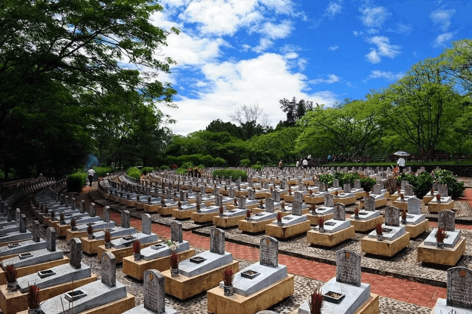 Bao quanh nghĩa trang là cây cối xanh tươi 