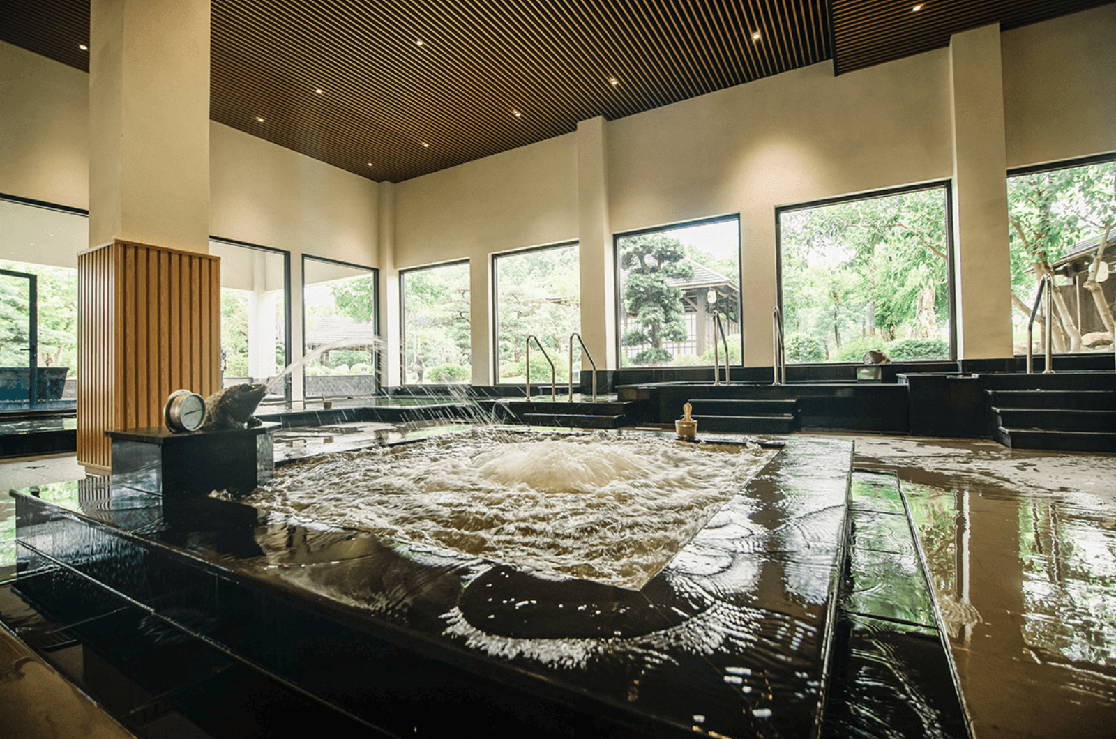 Bể sục khoáng nóng tại Bang Onsen Spa & Resort 