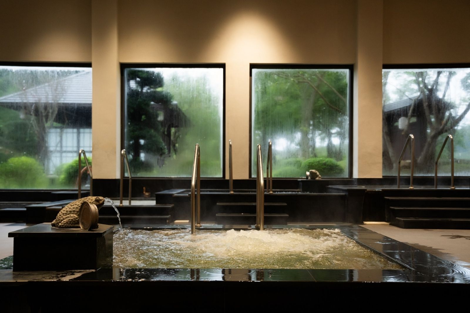 Bể sục khoáng nóng tại bang onsen