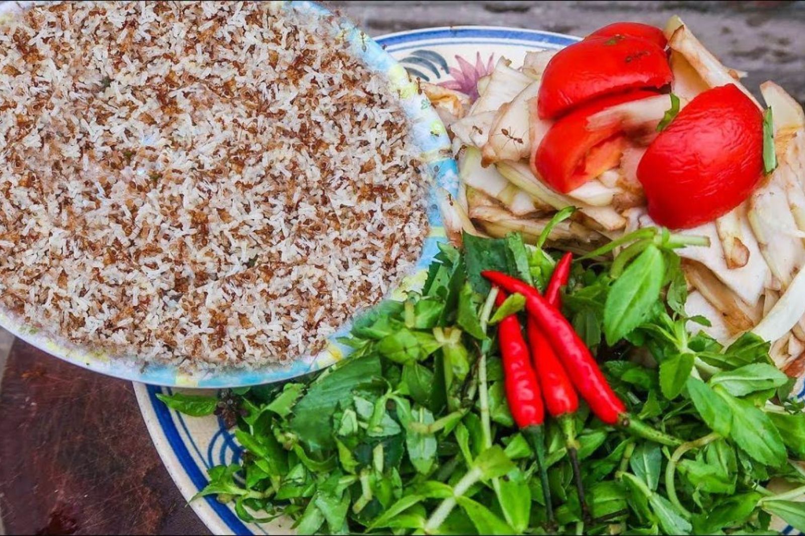 Bên cạnh trứng kiến thì canh chua vẫn có các nguyên liệu truyền thống khác