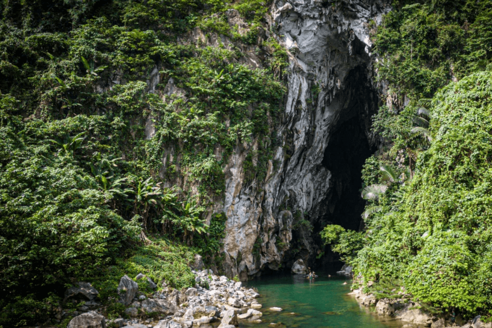 Bên ngoài Hang Rục Mòn