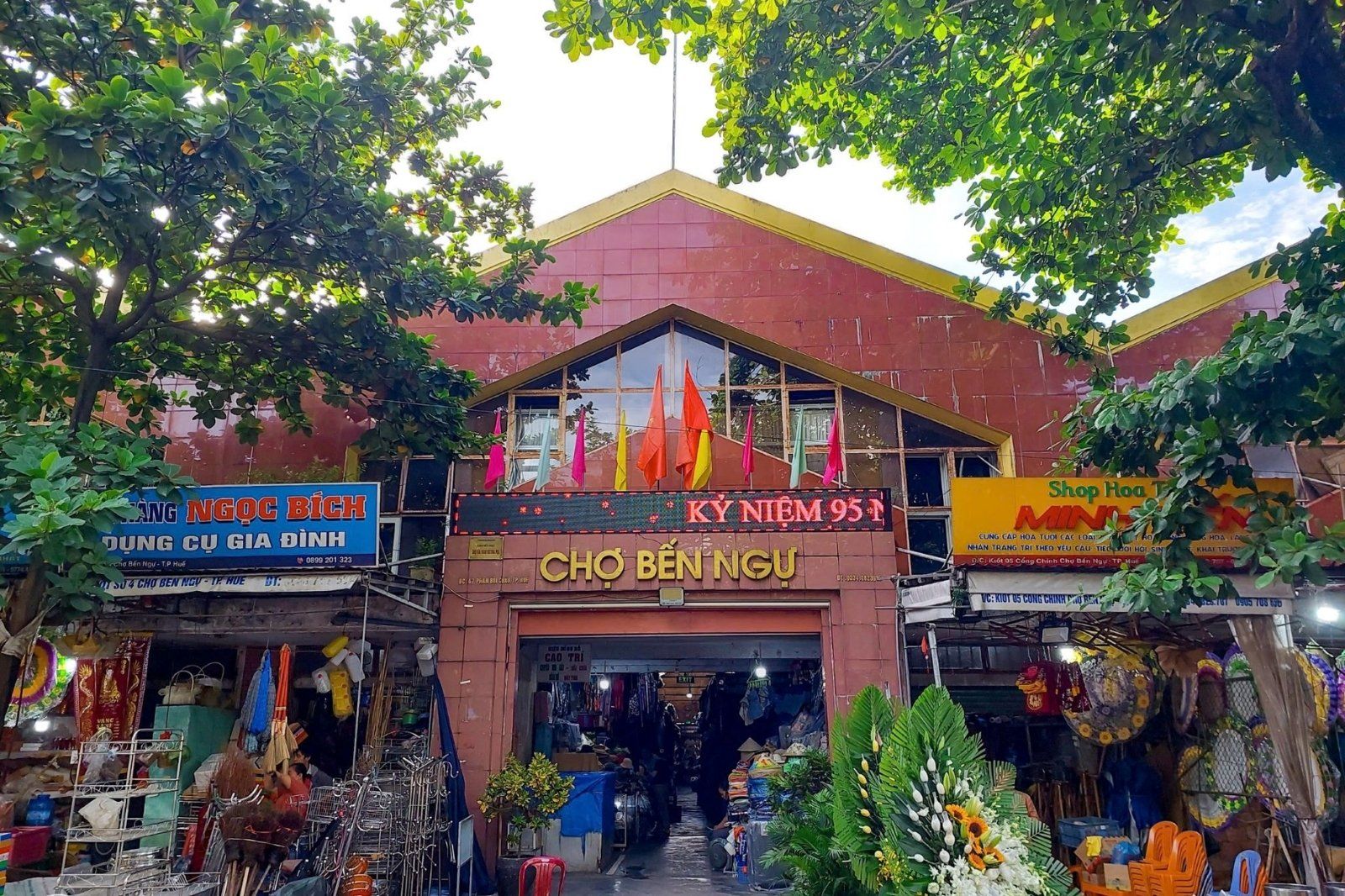 Bên ngoài chợ Bến Ngự