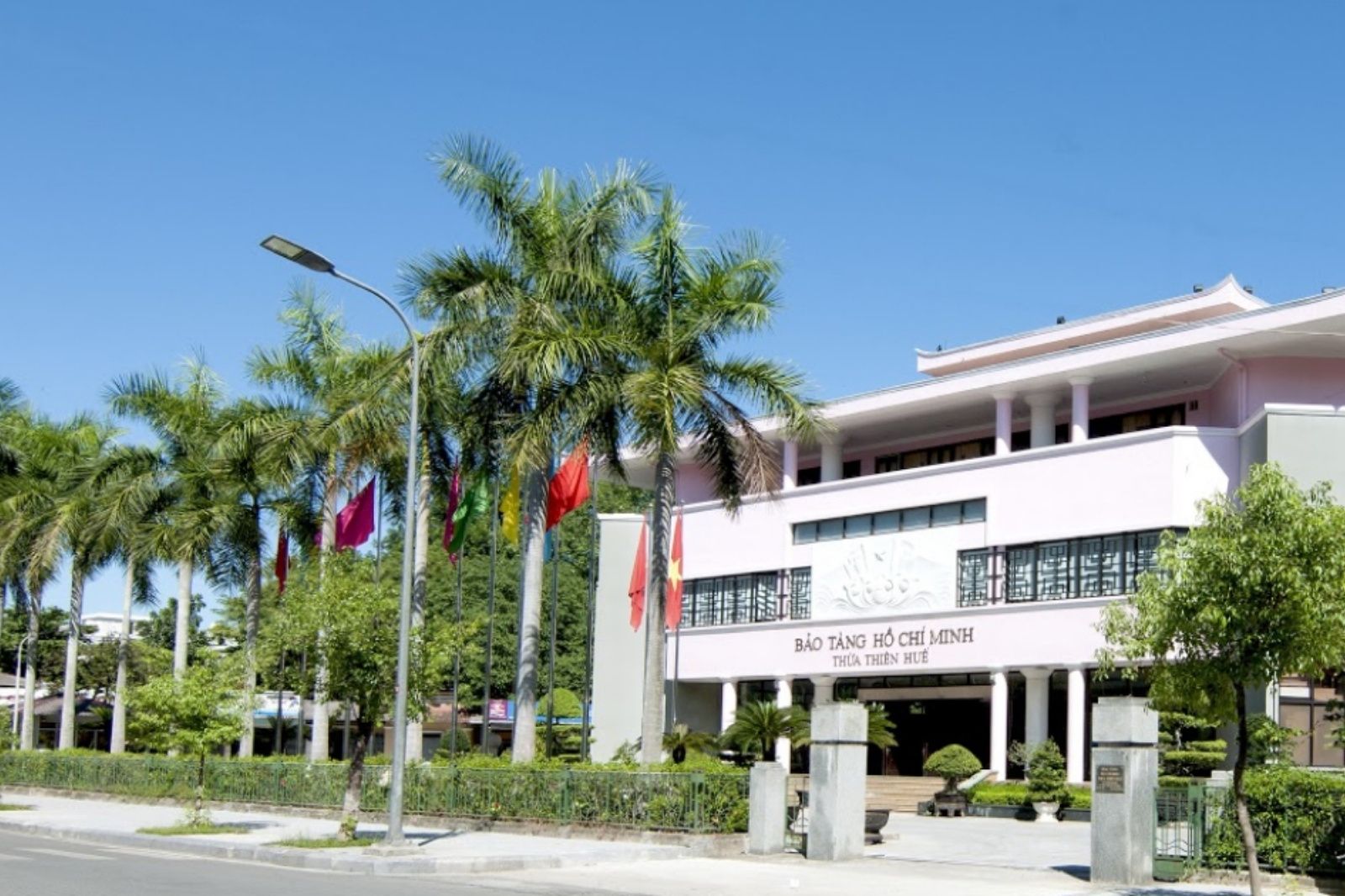 Bên ngoài khuôn viên Bảo tàng Hồ Chí Minh