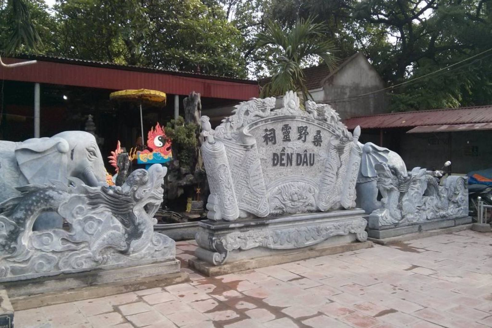 Bên ngoài khuôn viên đền