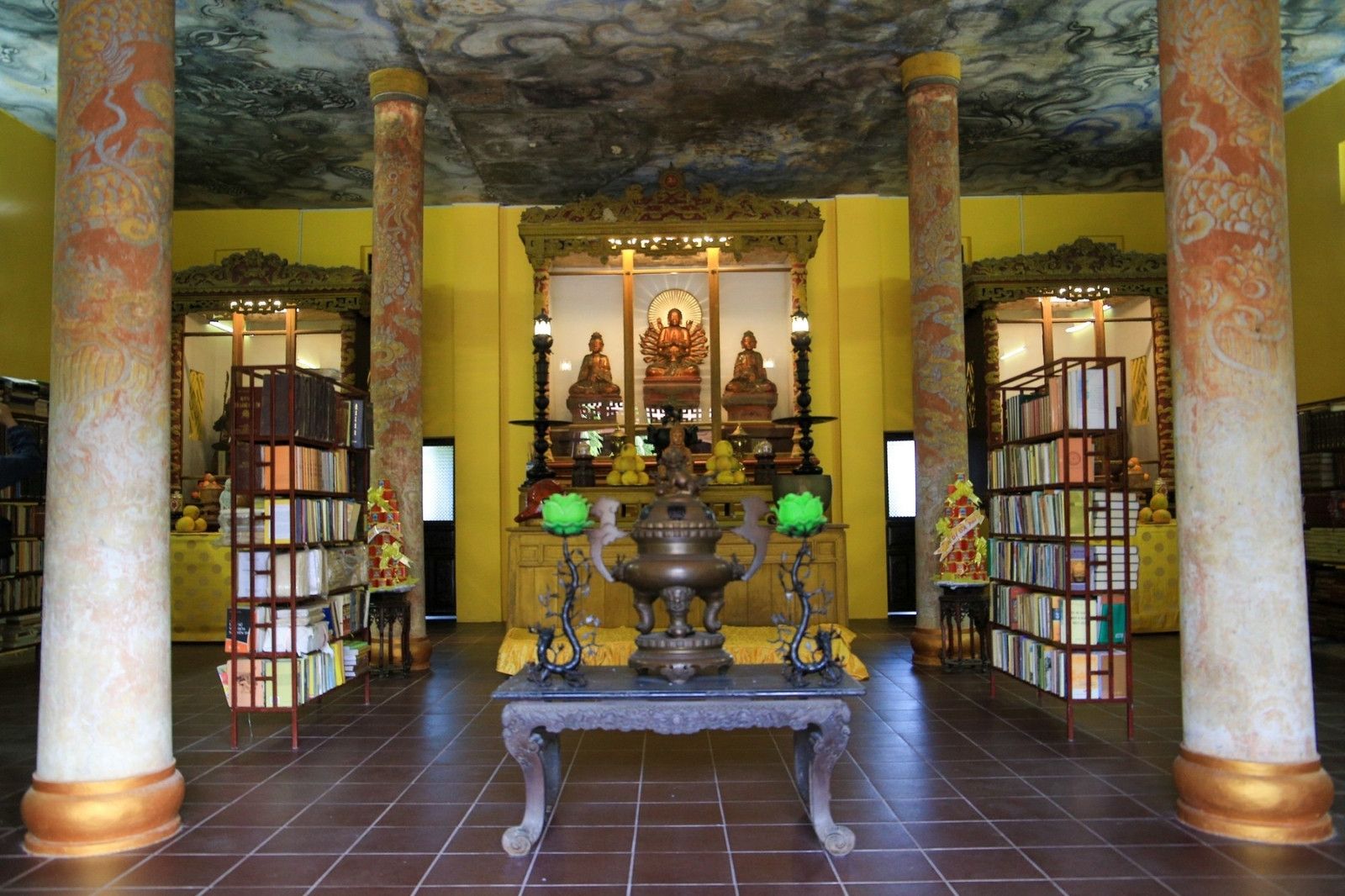 Bên trong chánh điện thờ tượng Tam Thế Phật