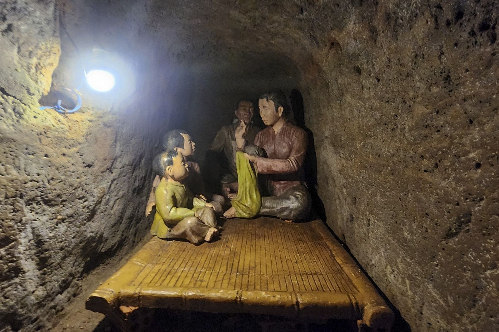 Bên trong Địa đạo Vịnh Mốc