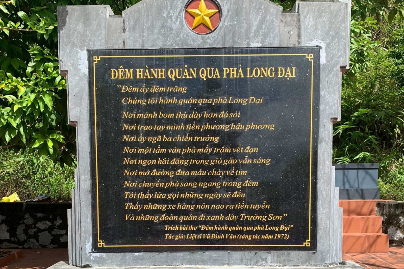 Bia đá tưởng niệm khắc bài thơ 
