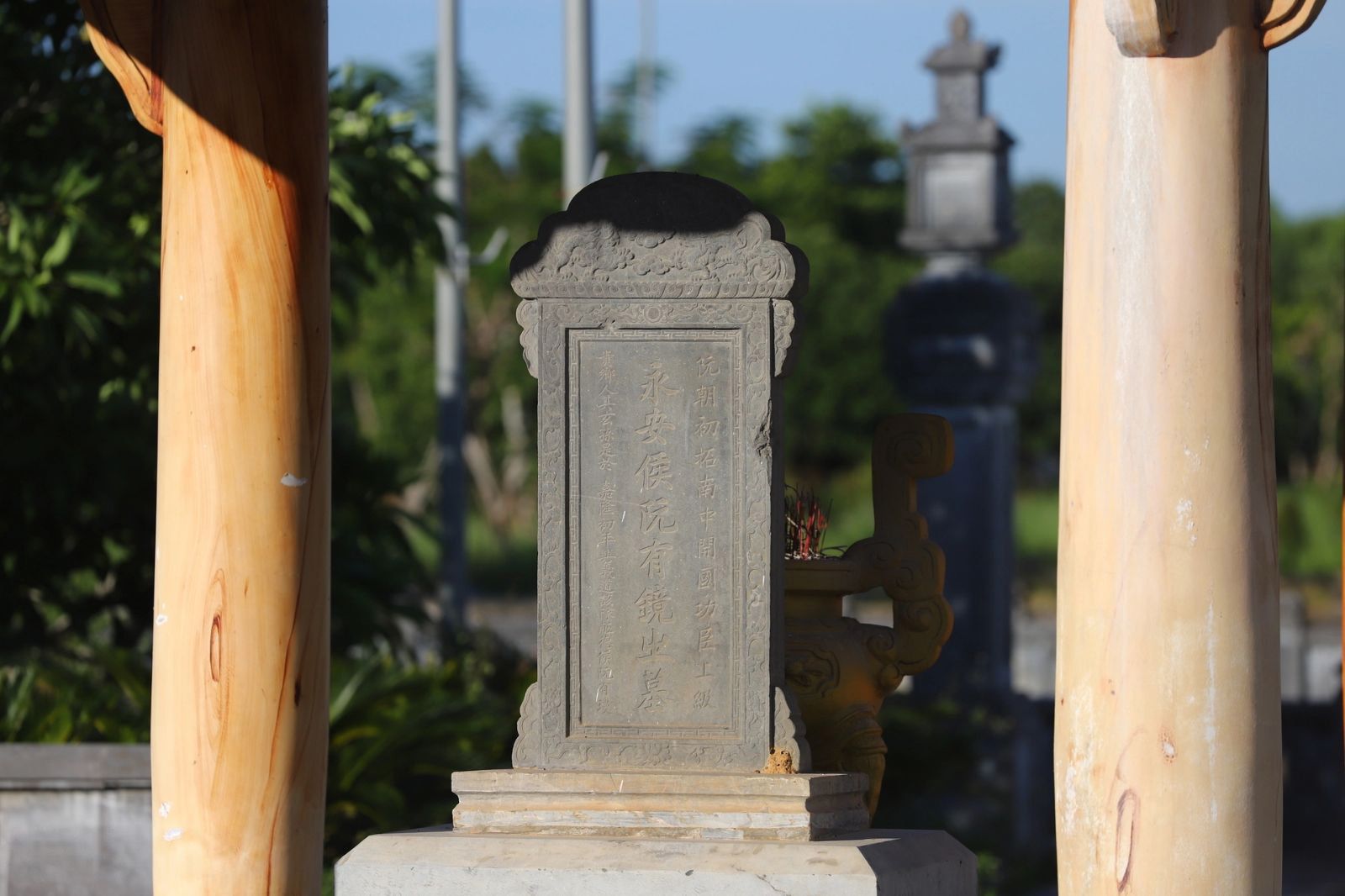 Bia mộ của Nguyễn Hữu Cảnh 