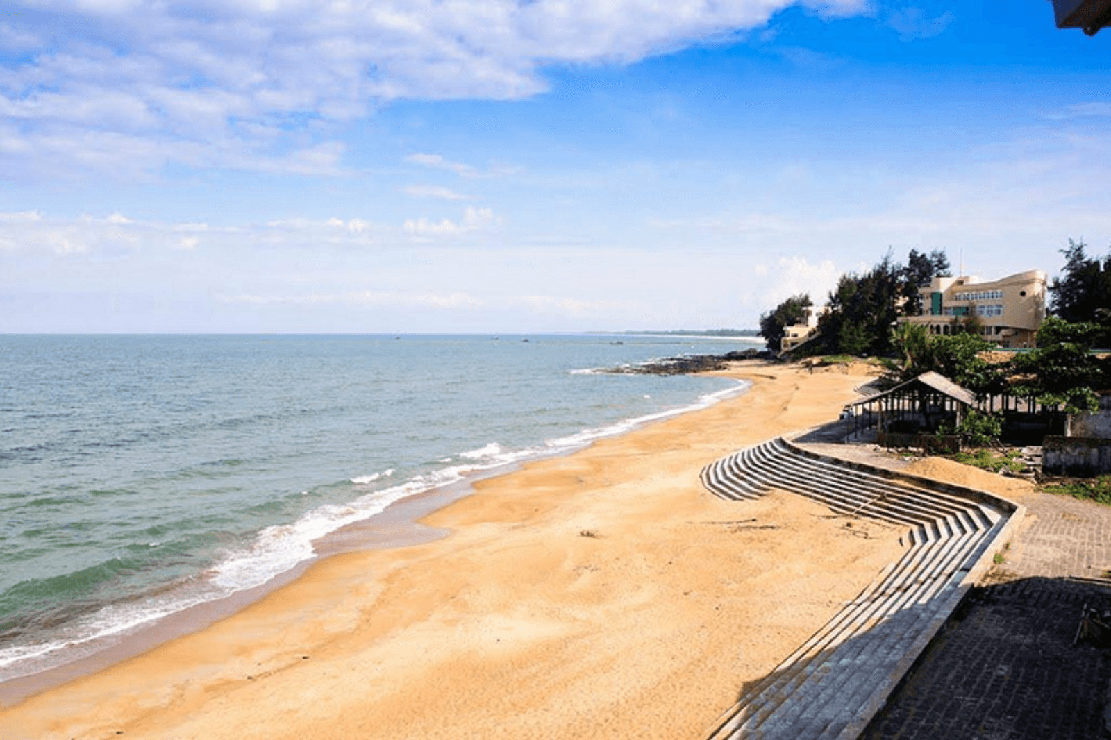 Biển Cửa Tùng nổi bật với dòng nước xanh tươi