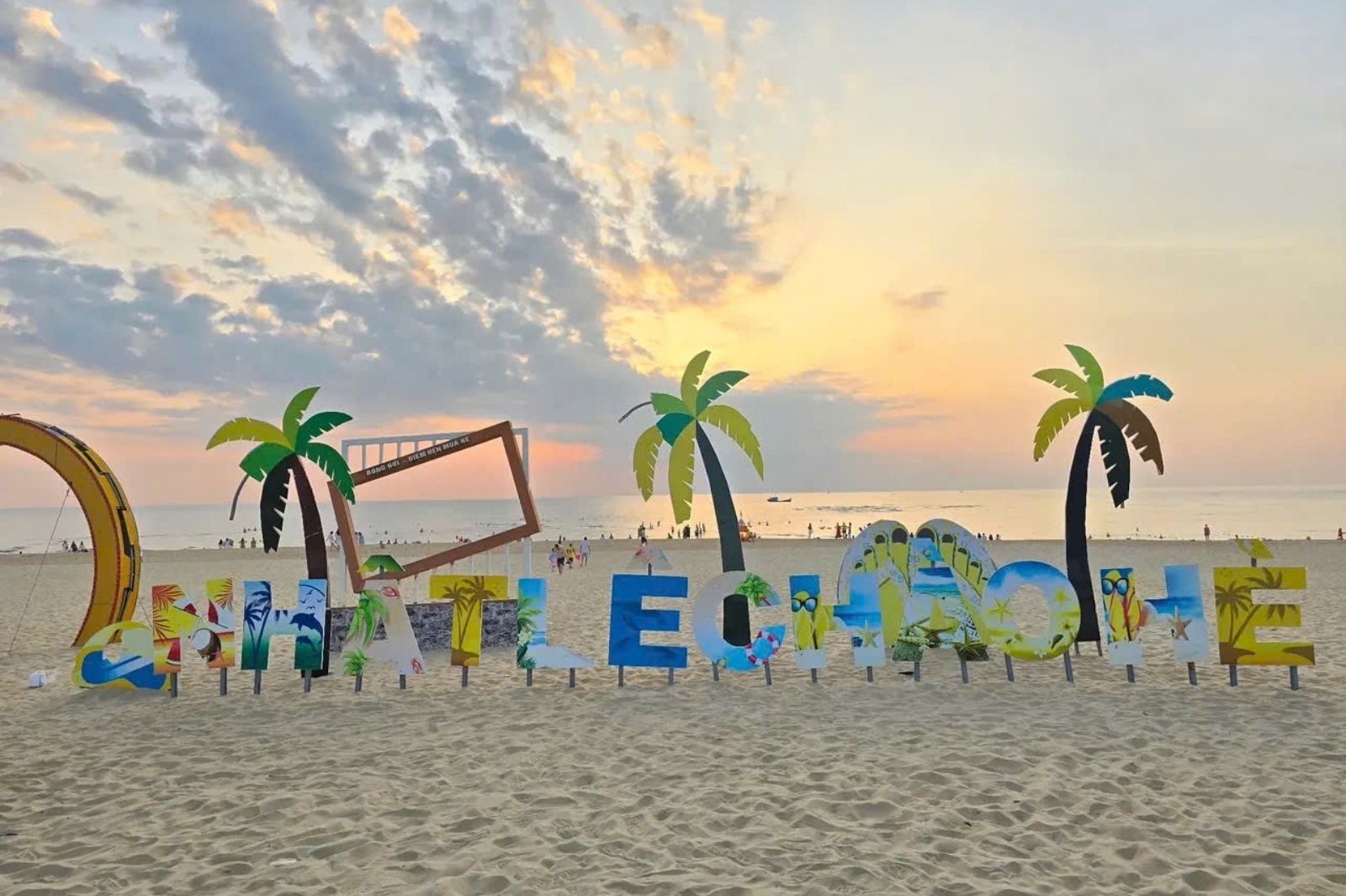 Biển Nhật Lệ đẹp rạng rỡ chào hè