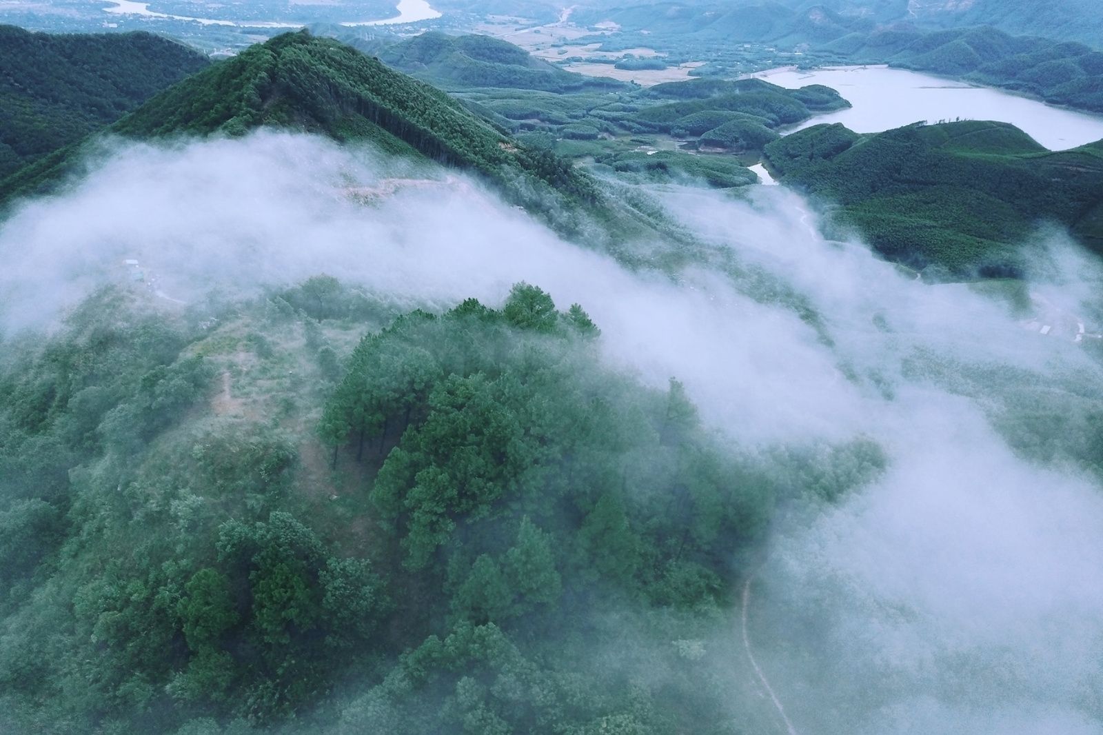 Biển mây bao quanh đỉnh Hòn Vượn