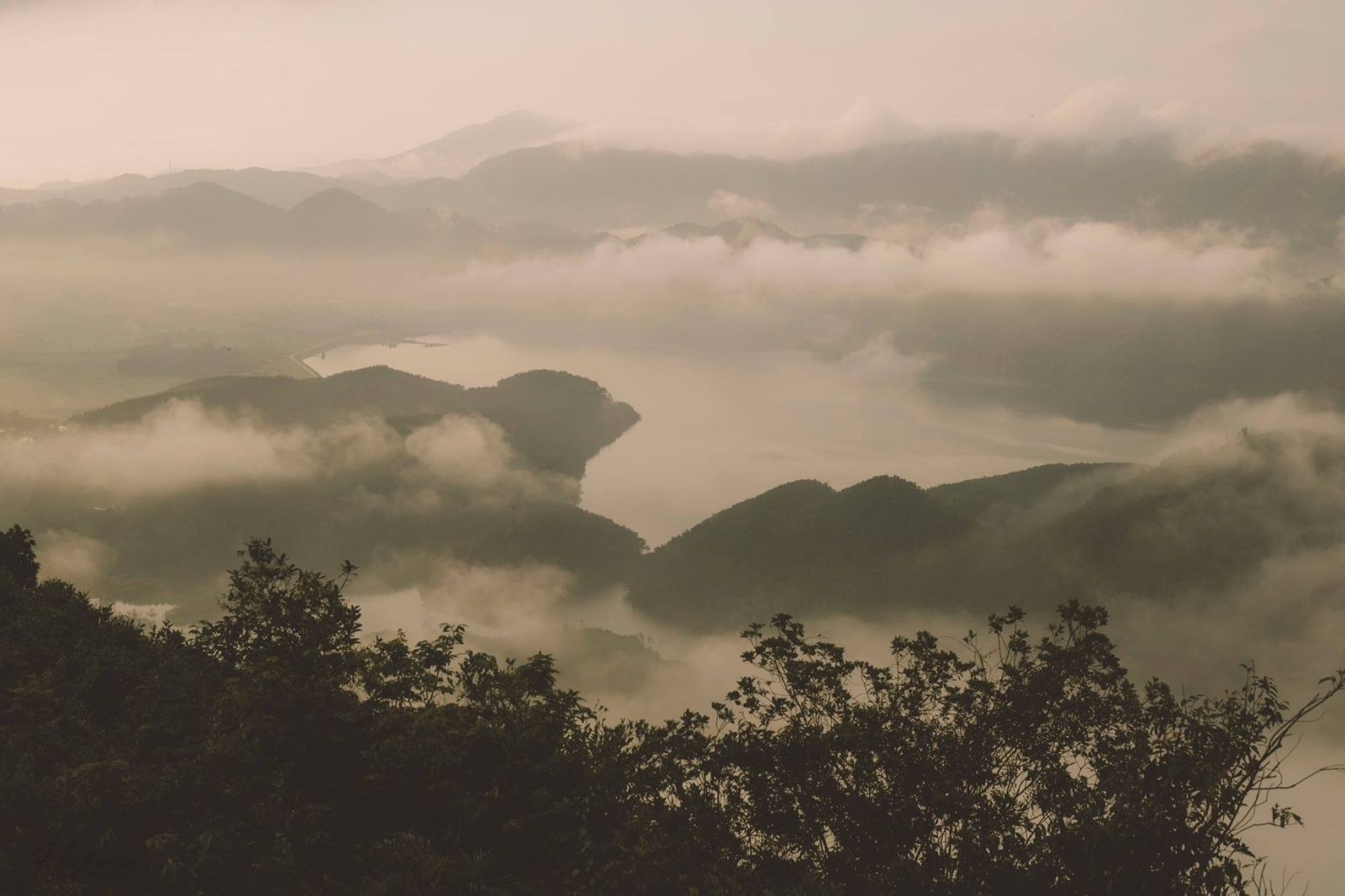 Biển mây bồng bềnh trên đỉnh Hòn Vượn ở Huế