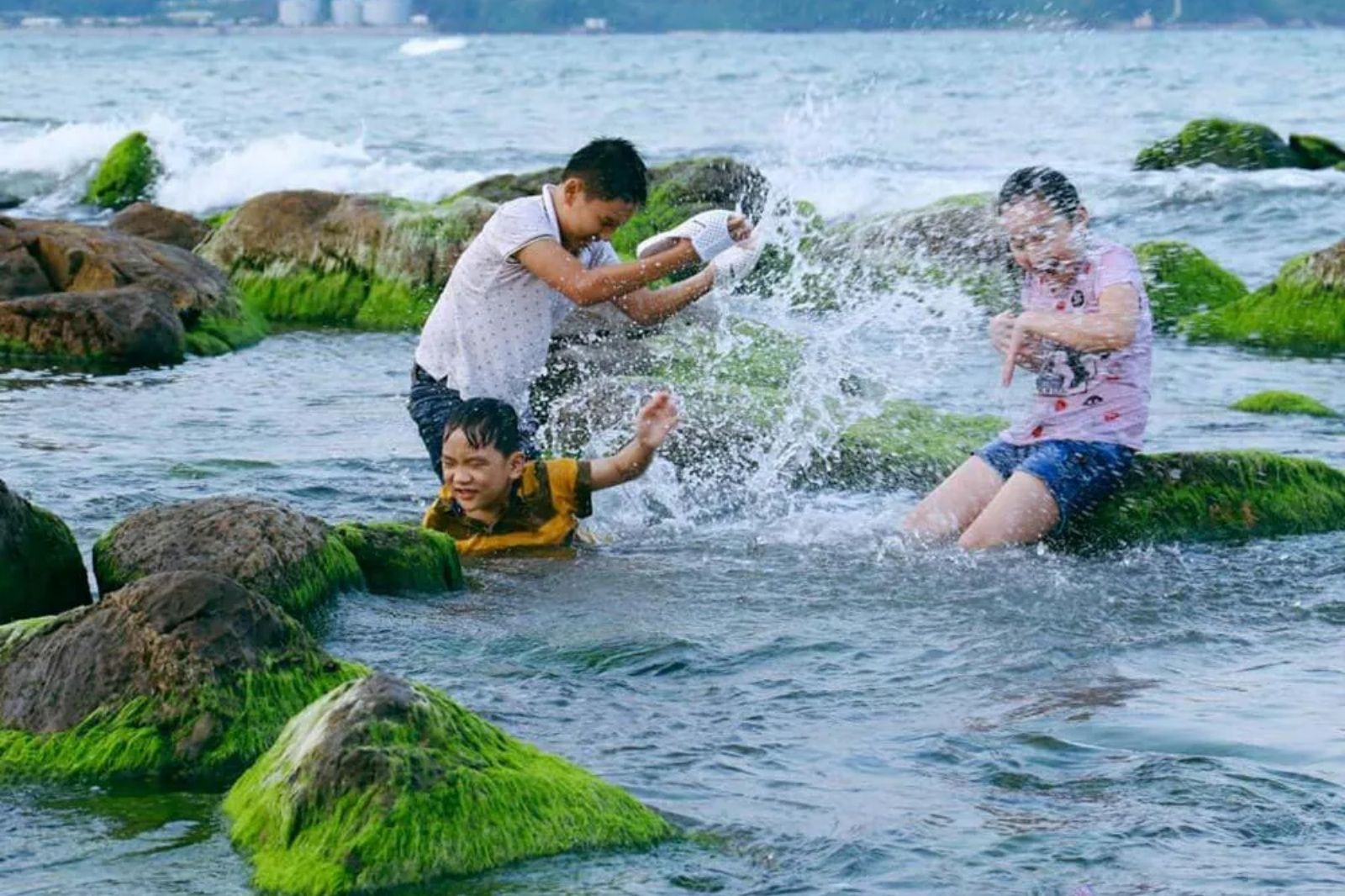 Biển Nam Ô nổi bật với những phiến đá lớn nhỏ xếp chồng lên nhau