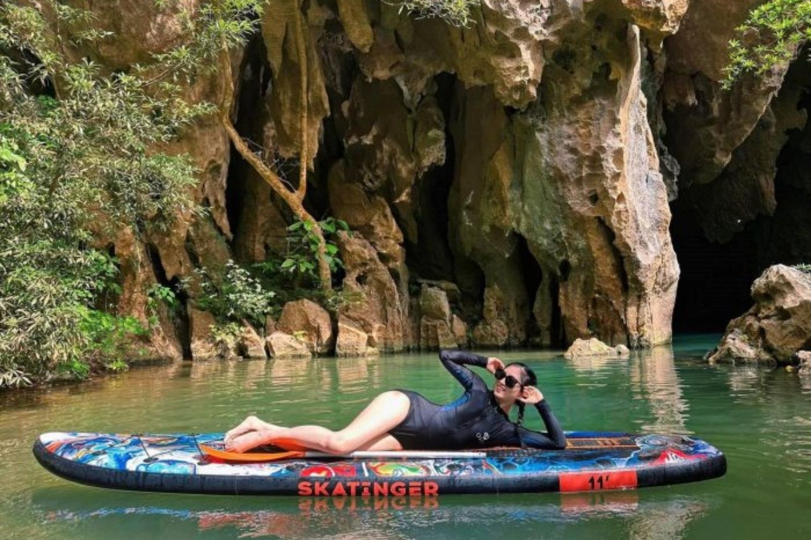 Bơi lội giữa dòng nước xanh mát