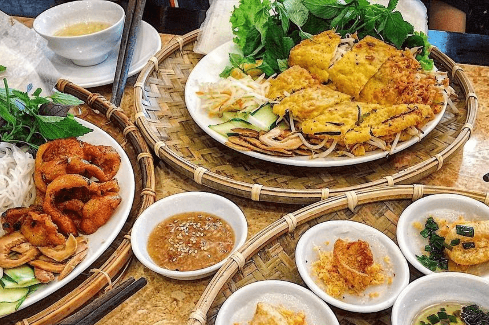 Bữa-trưa-với-các-món-ăn-đậm-chất-địa-phương