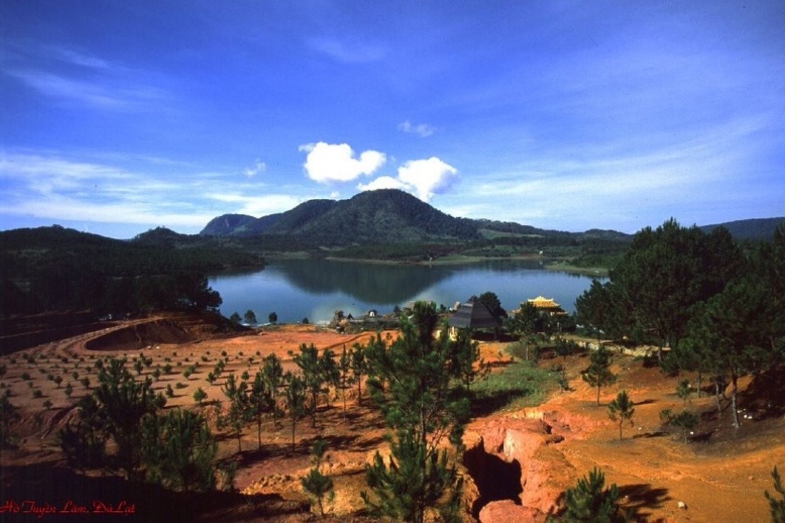 Bức bình phong "án vua" trong thế đất "tay ngai"