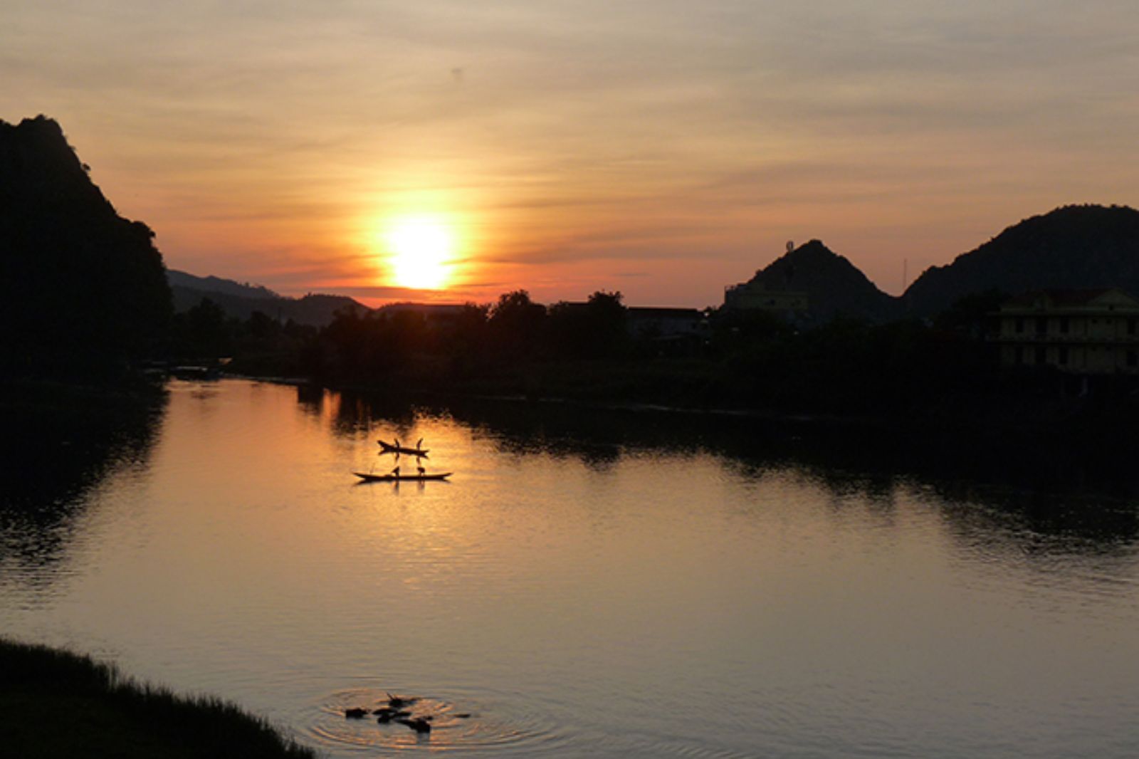 Bức tranh sông Son đầy yên bình lúc bình minh 