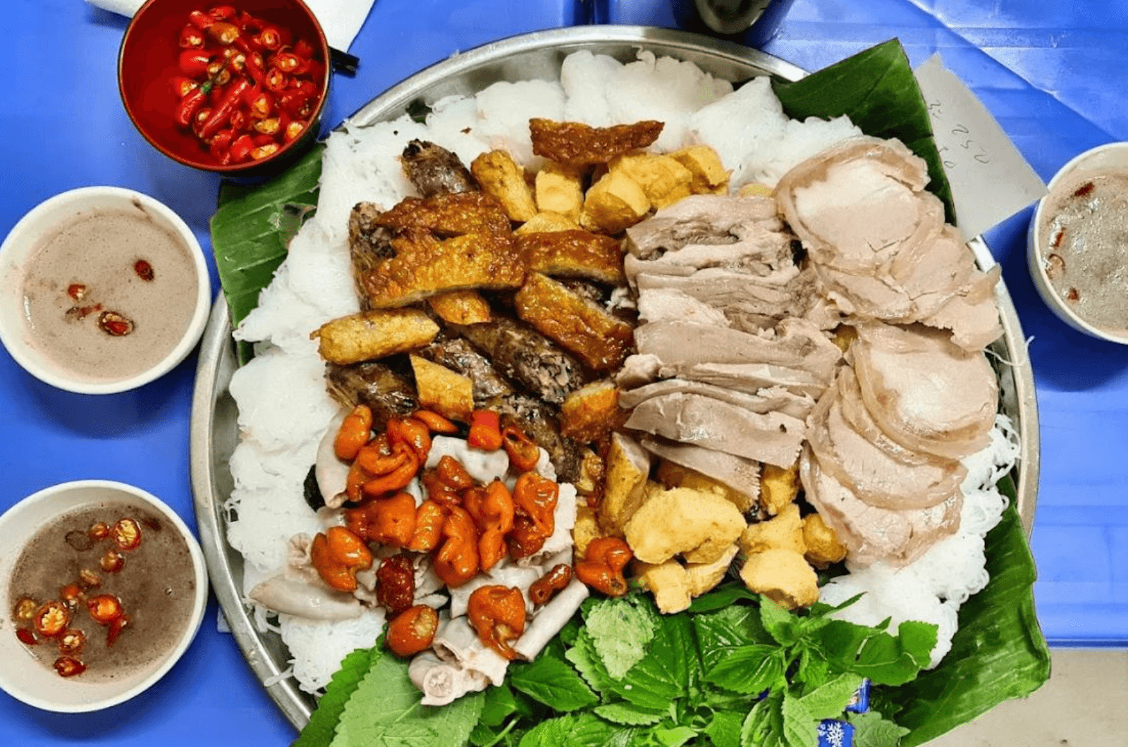Bún đậu mắm tôm vẫn là món ăn “quốc dân” và được giới trẻ yêu thích