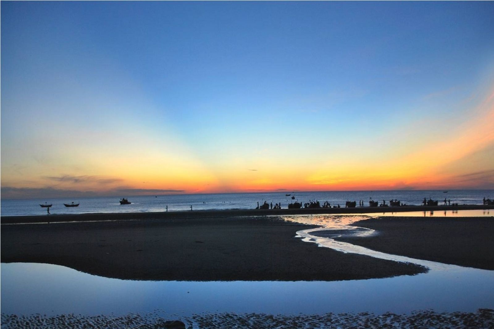 Buổi chiều hoàng hôn trên bờ biển Cửa Tùng