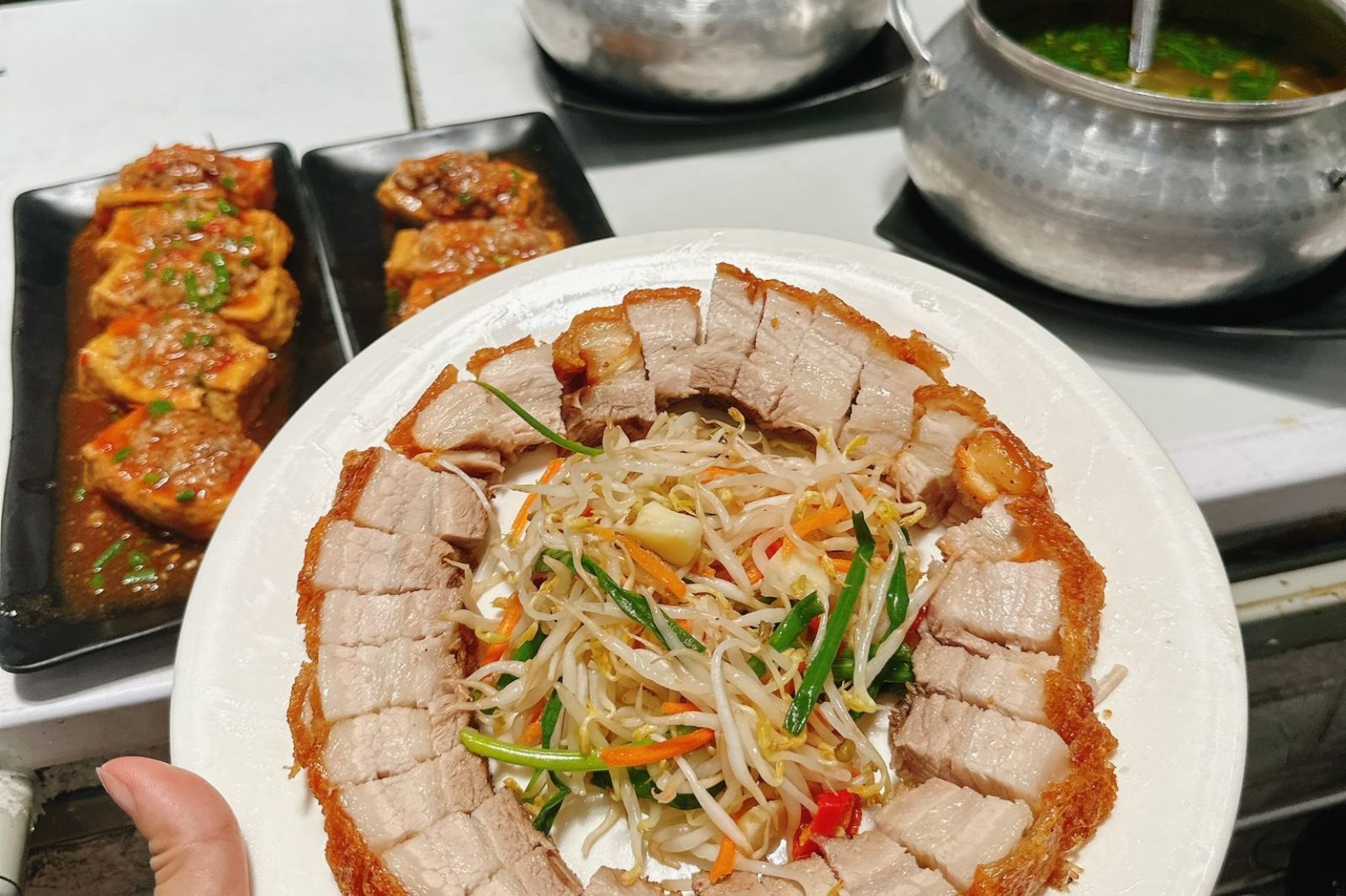 Cơm trưa ngon miệng tại Nghệ Sỹ Quán Đồng Hới