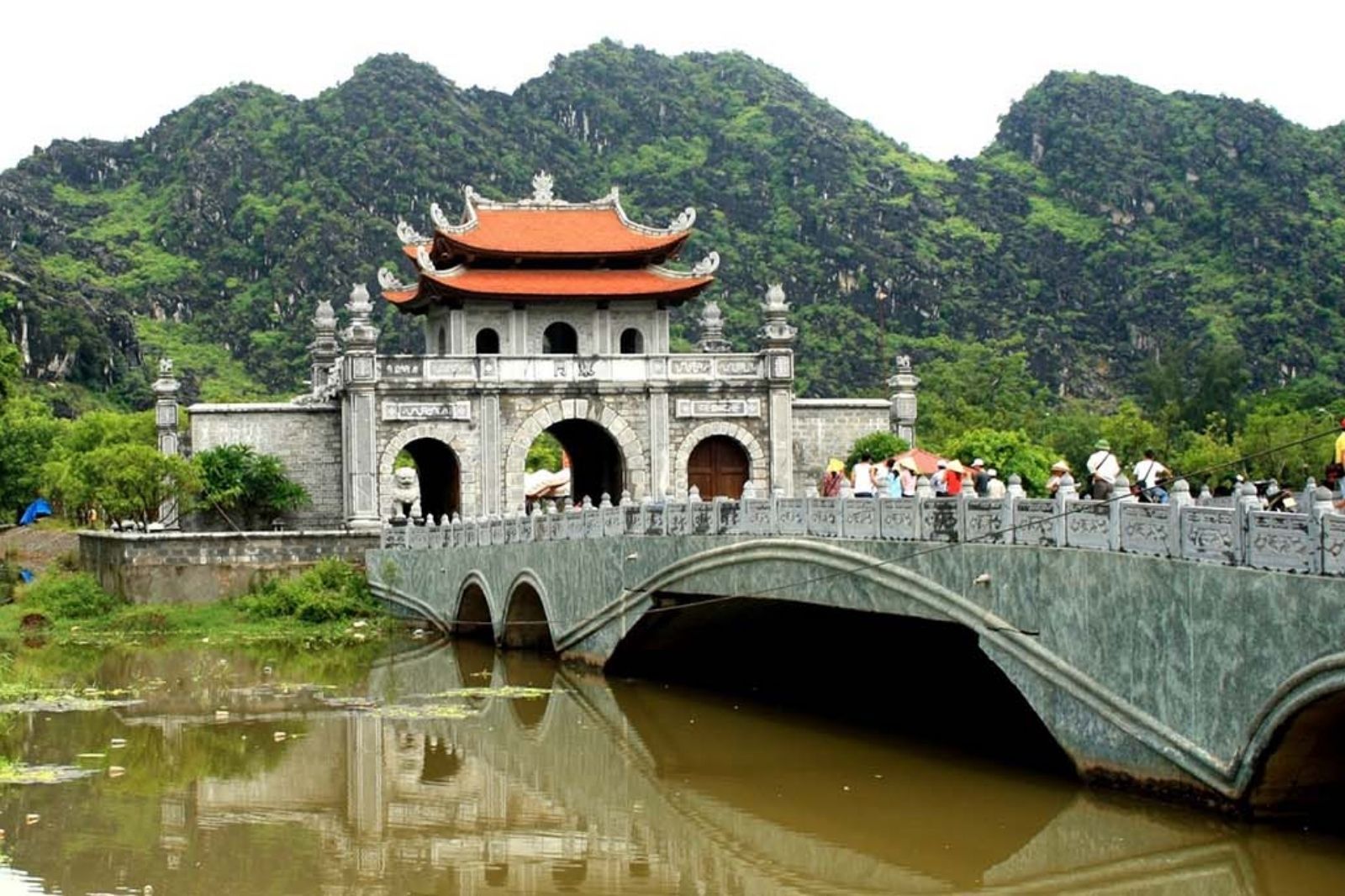 Cả gia đình cùng dạo quanh tham quan Cố đô Hoa Lư